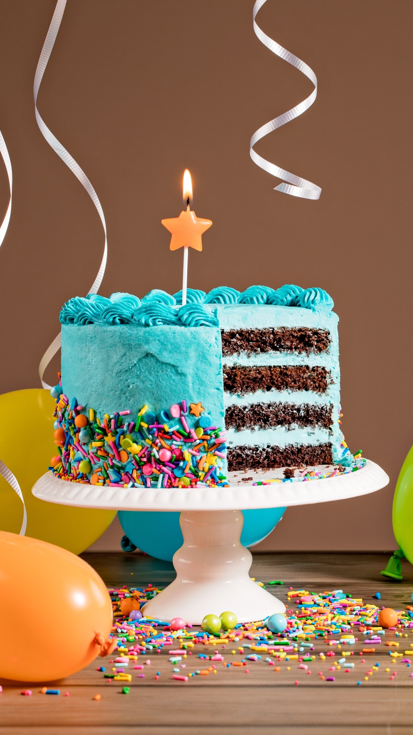 Birthday Party: The person being honored will be given the first piece of cake. 1440x2560 HD Background.