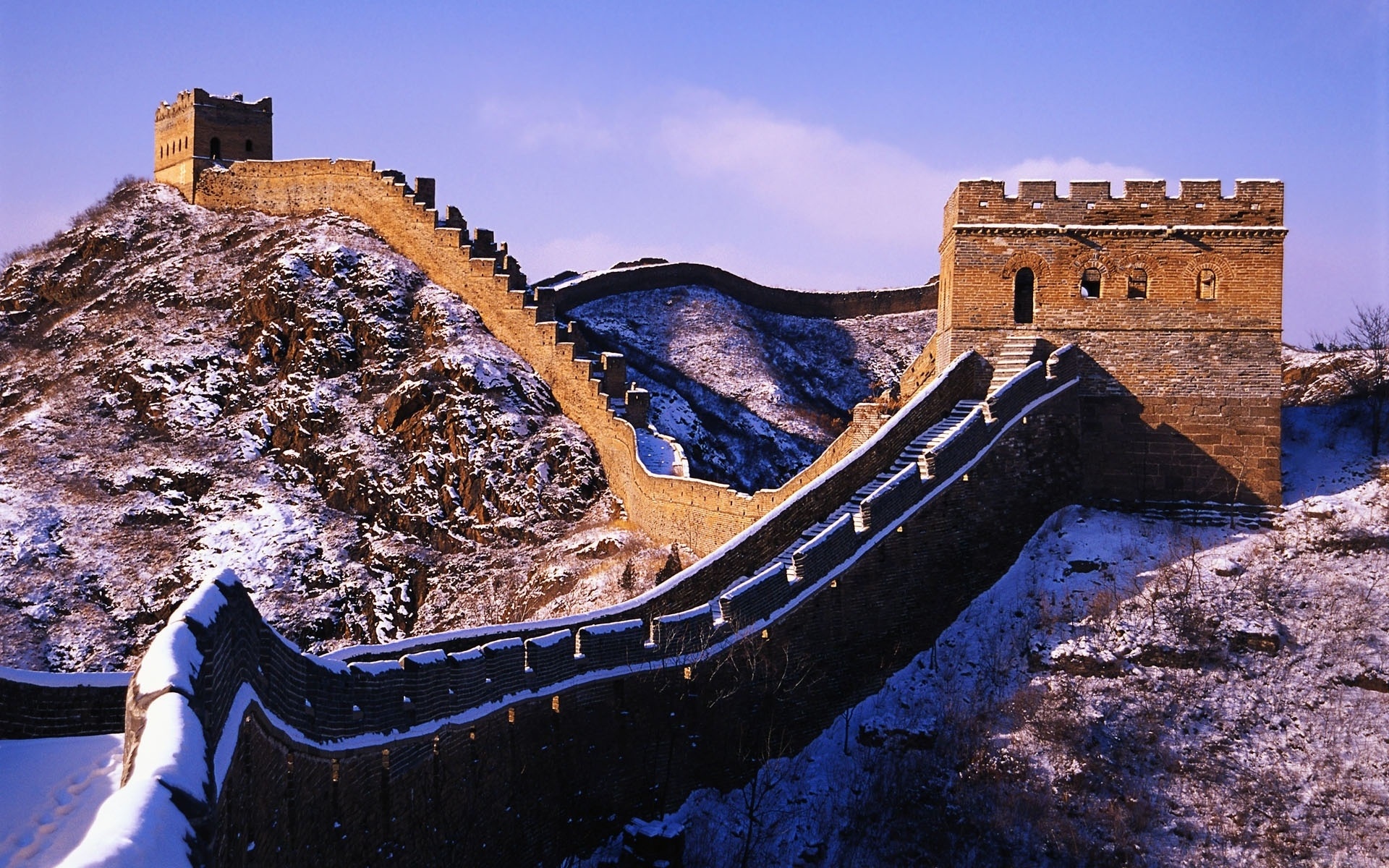Great Wall of China: According to legend, a dragon traced out the course of the fortification for the workforce. 1920x1200 HD Background.
