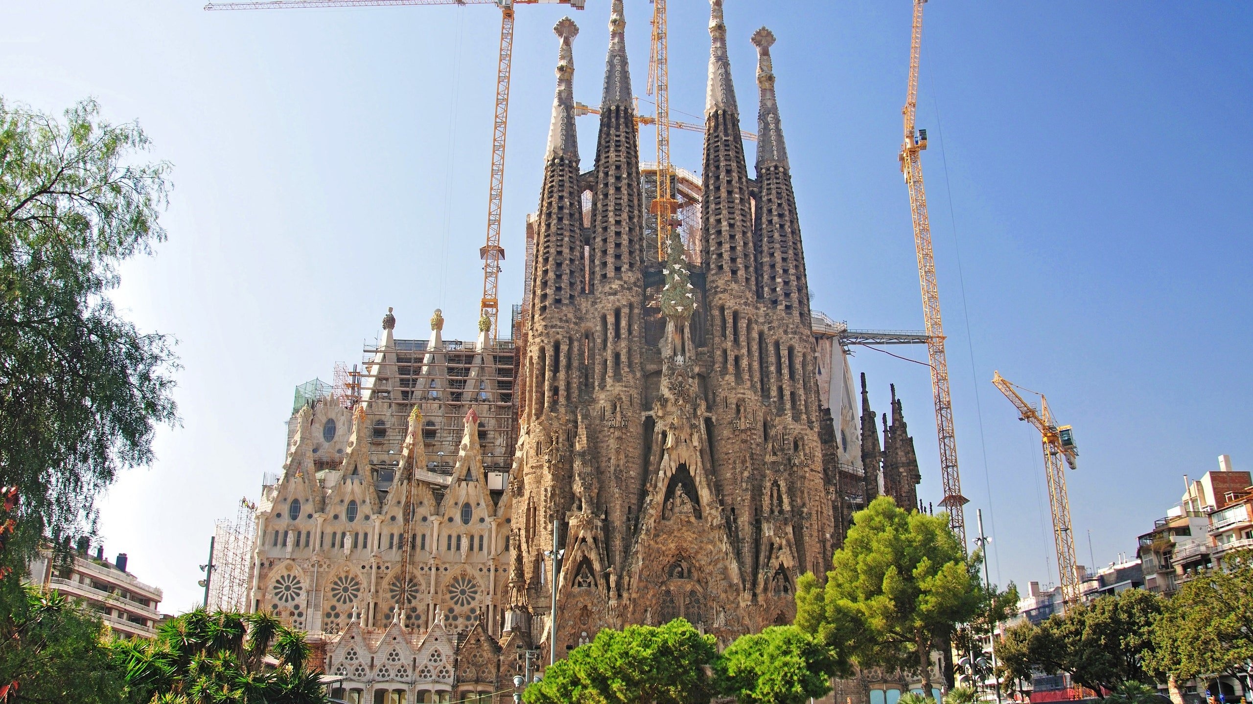 Barcelona's treasure, Majestic beauty, Inspiring sanctuary, Architectural wonder, 2560x1440 HD Desktop