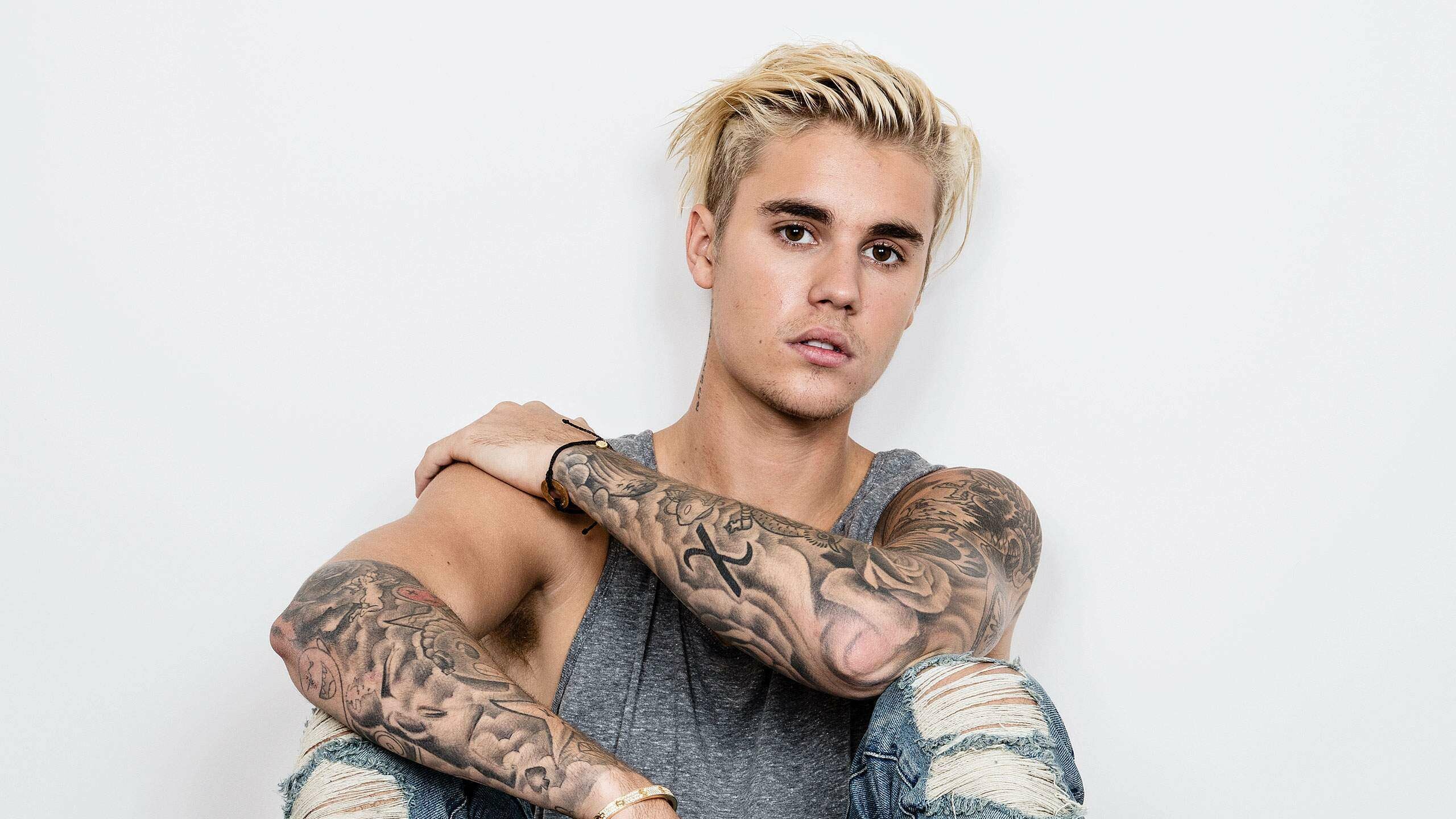Justin Bieber: Teen pop-driven debut studio album, My World 2.0 (2010), Commercial success. 2560x1440 HD Background.