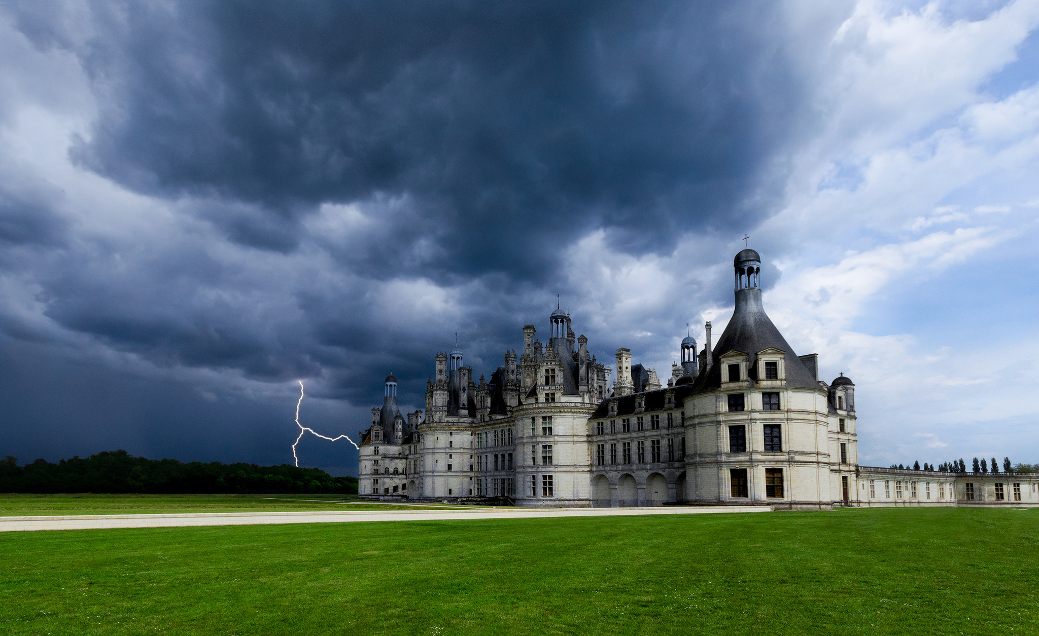 Dramatischer Himmel über dem Chateau De Chambord, 2050x1260 HD Desktop