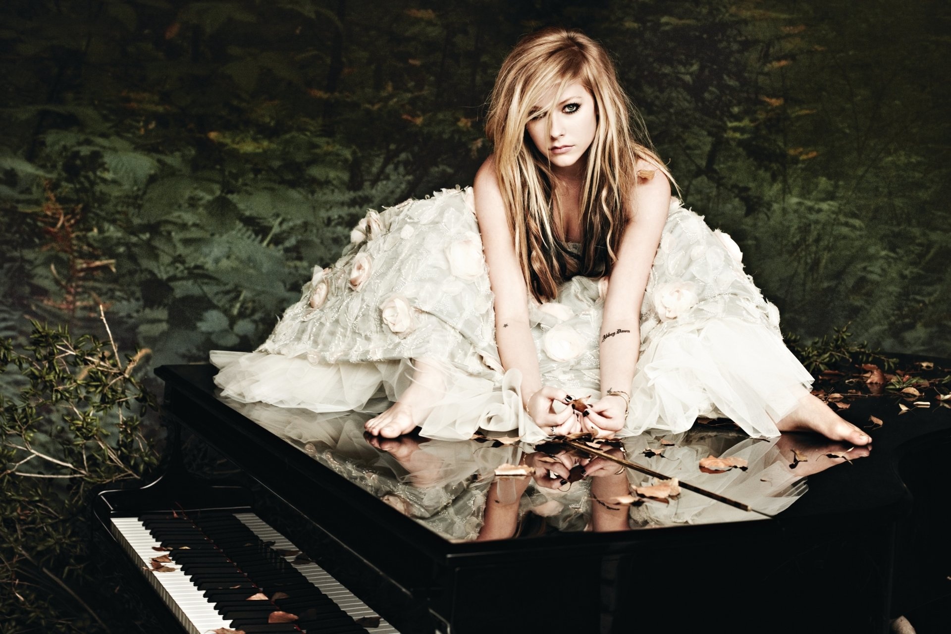 Avril Lavigne, Music icon, Captivating performances, Pop-punk melodist, 1920x1280 HD Desktop