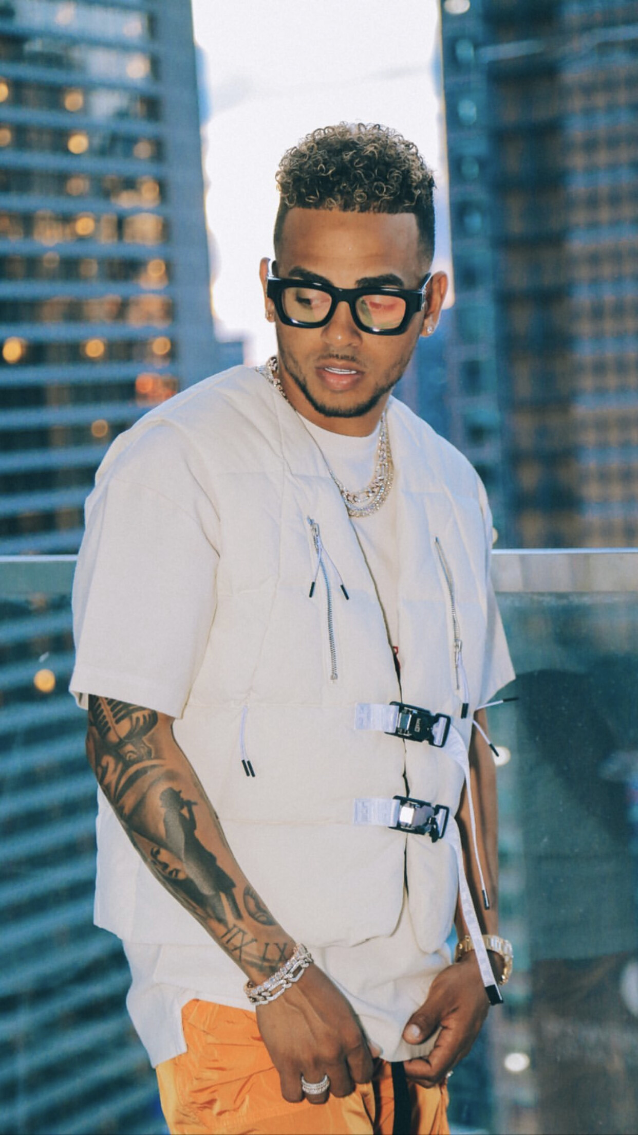 Ozuna: He made his acting debut in the film Que Leon, New King of Reggaeton. 1250x2210 HD Wallpaper.