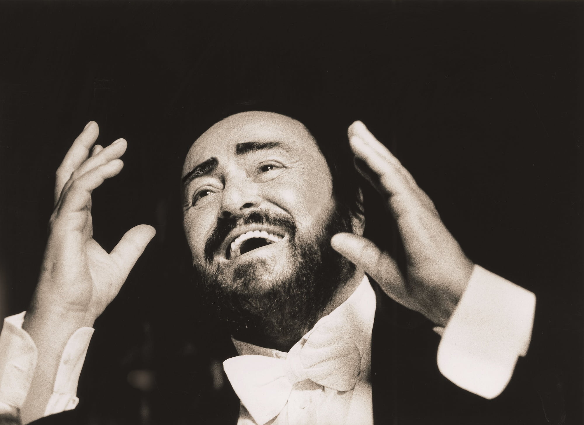 Luciano Pavarotti, Review, The gate, 2000x1460 HD Desktop