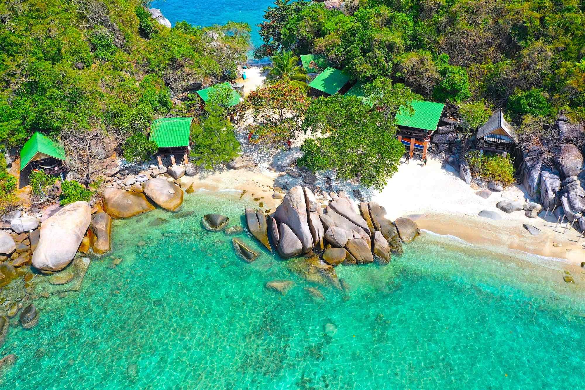 Tao Thong beach, Funky Turtle, Crystal clear waters, Southwest Koh Tao, 2000x1340 HD Desktop