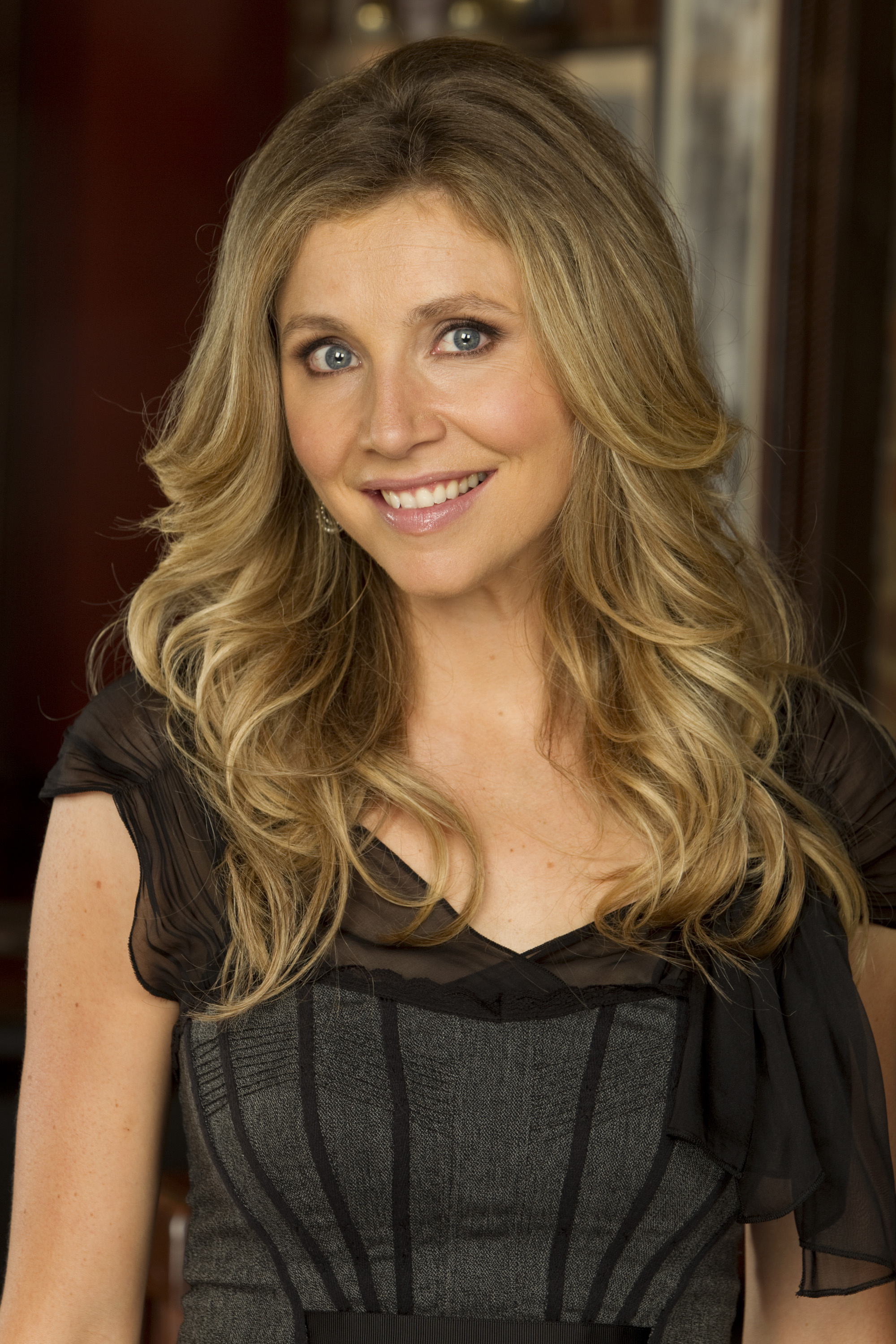 Sarah Chalke: Kate Swanson, Mad Love, An American sitcom TV series, that aired on CBS. 2000x3000 HD Background.