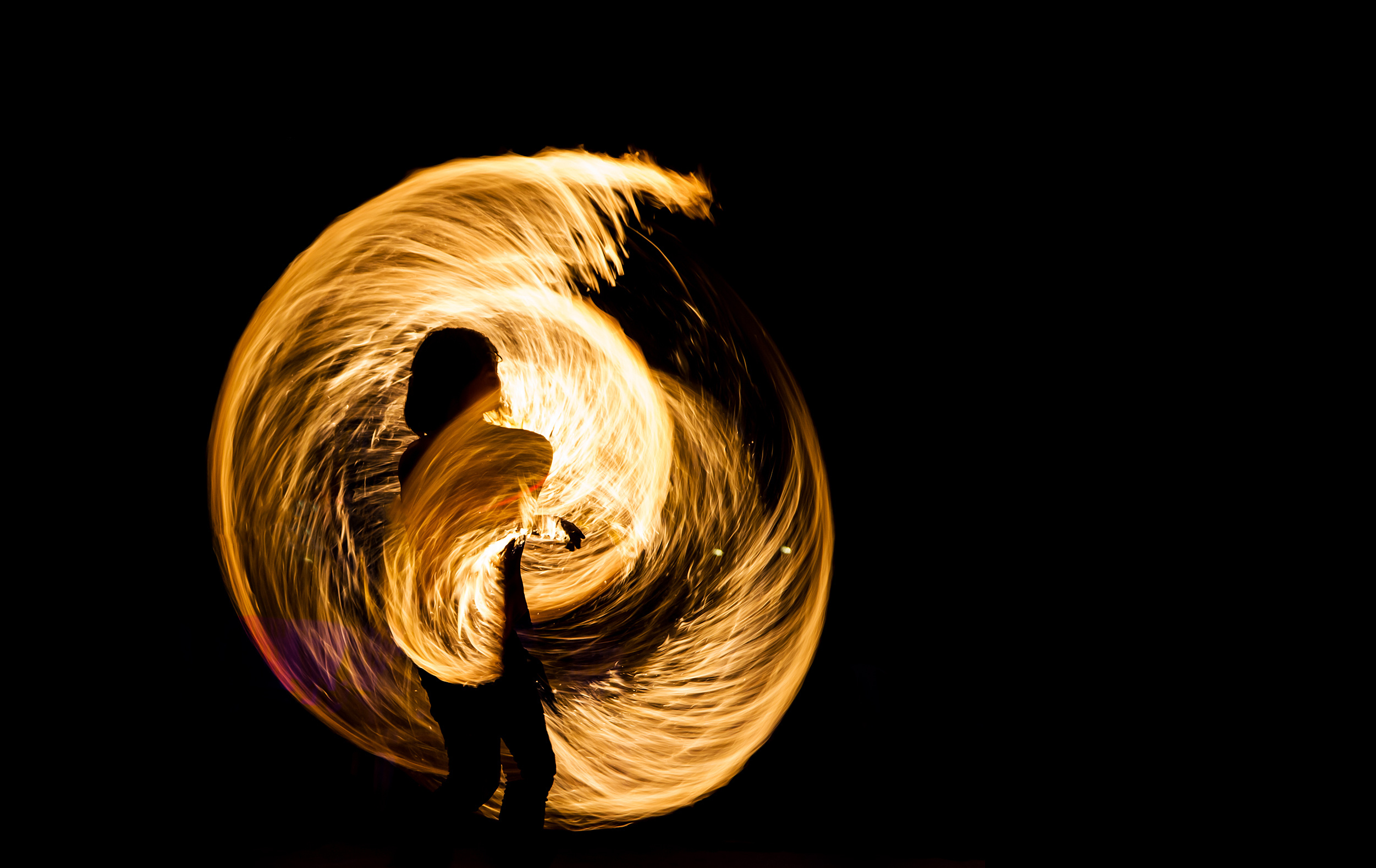 Juggling: Kevlar para-aramid torches used by an extreme juggler, Performance in the night. 2510x1580 HD Wallpaper.