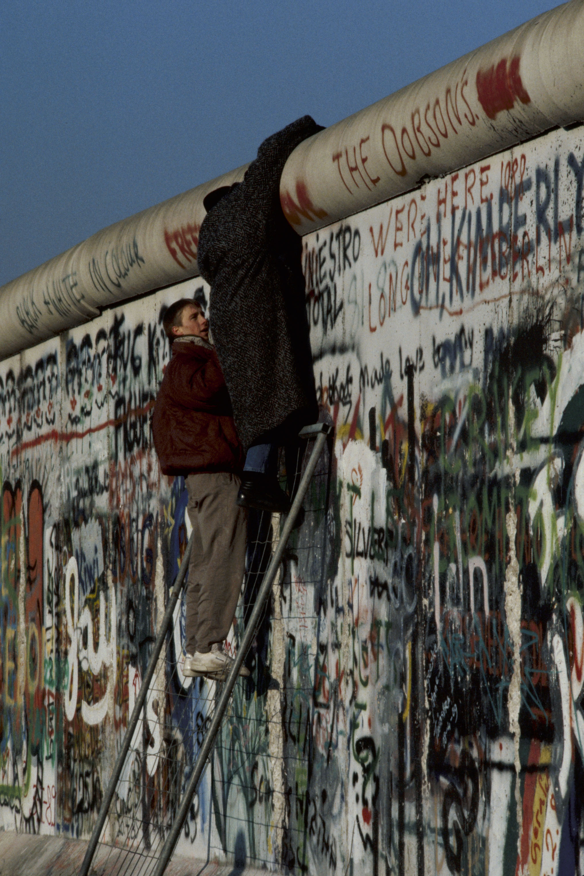 NATO media library, Fall of the Berlin Wall, November 1989, Historic event, 2050x3080 HD Handy