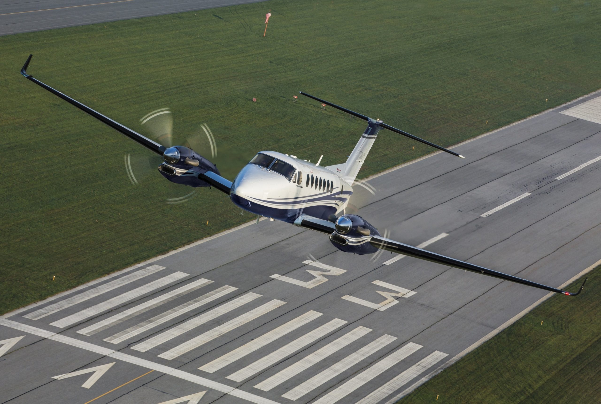 Beechcraft King Air 360, Jet o'clock, Private aircraft, Sky travel, 2560x1720 HD Desktop