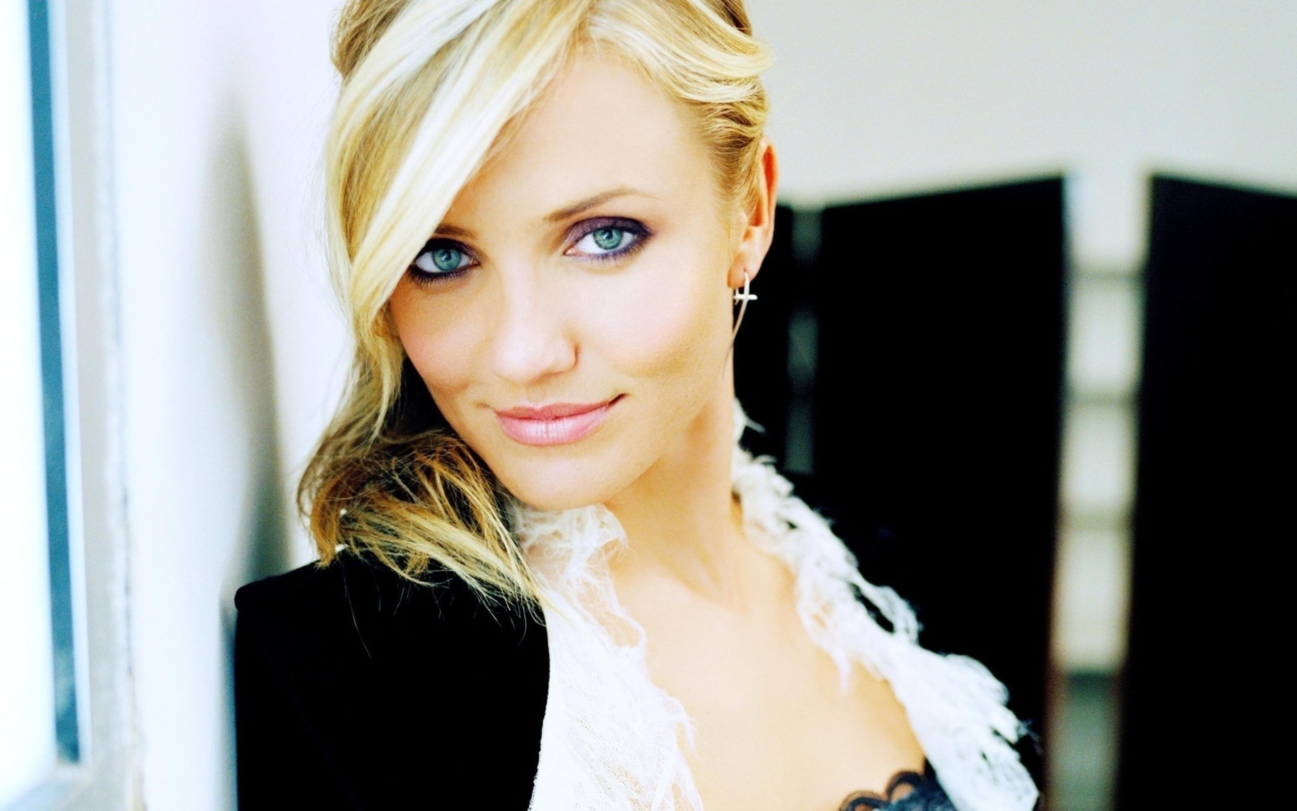 Cameron Diaz: Starred as Natalie Cook in a 2000 action comedy film, Charlie's Angels. 2560x1600 HD Background.