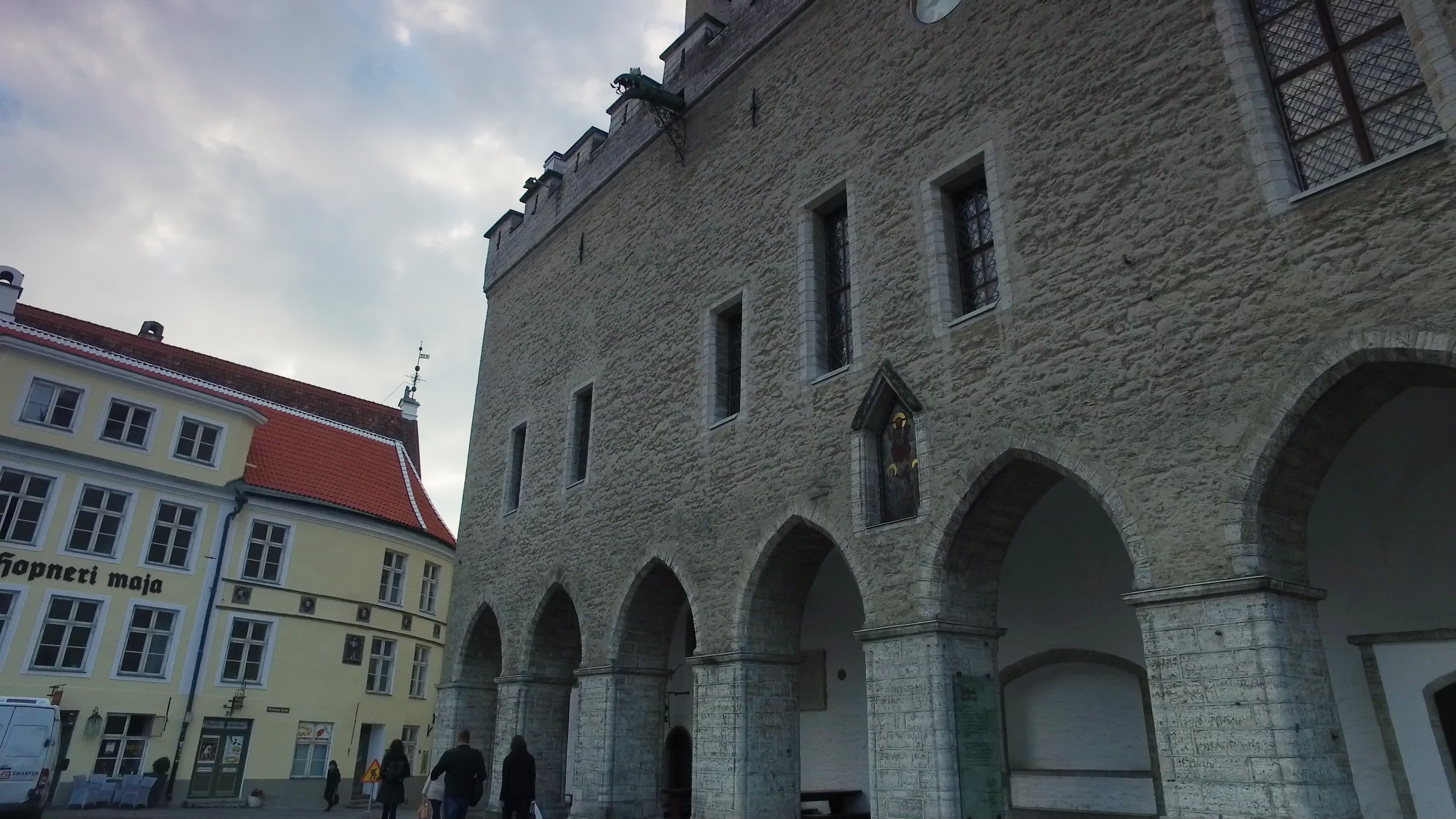 Die Turmspitze des Tallinner Rathauses ragt in den Himmel, 3840x2160 4K Desktop