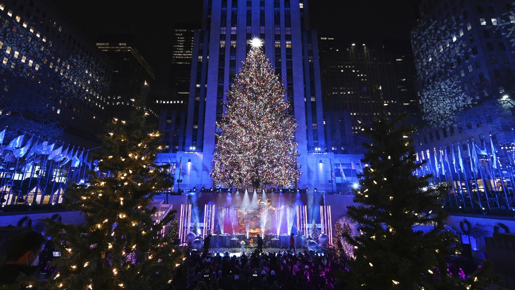 New York Christmas: Rockefeller Center, Xmas tree lights, Festive. 1980x1120 HD Wallpaper.