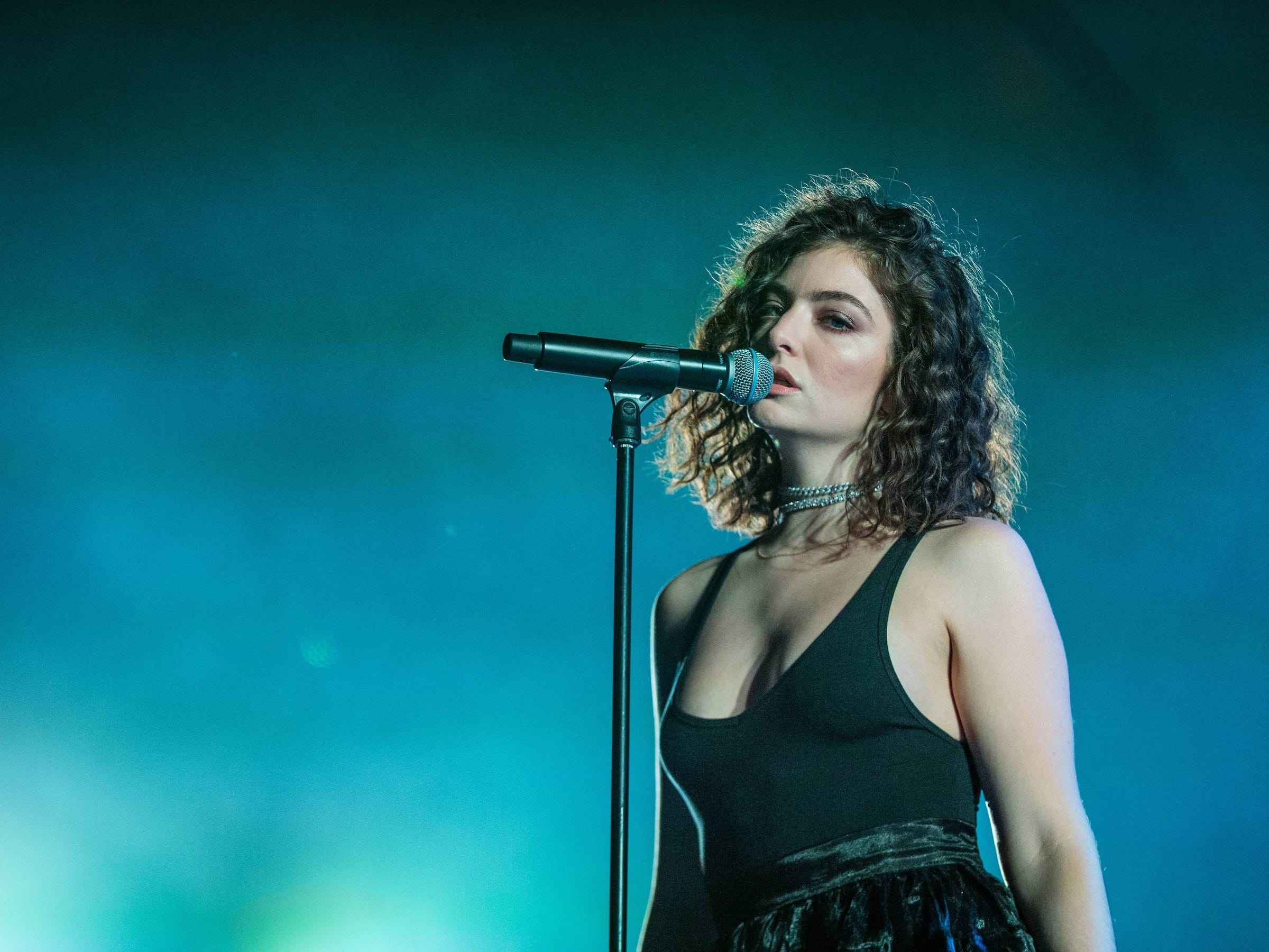 Lorde's social media comeback, Encouraging voting, Hinting at new music, 2400x1800 HD Desktop