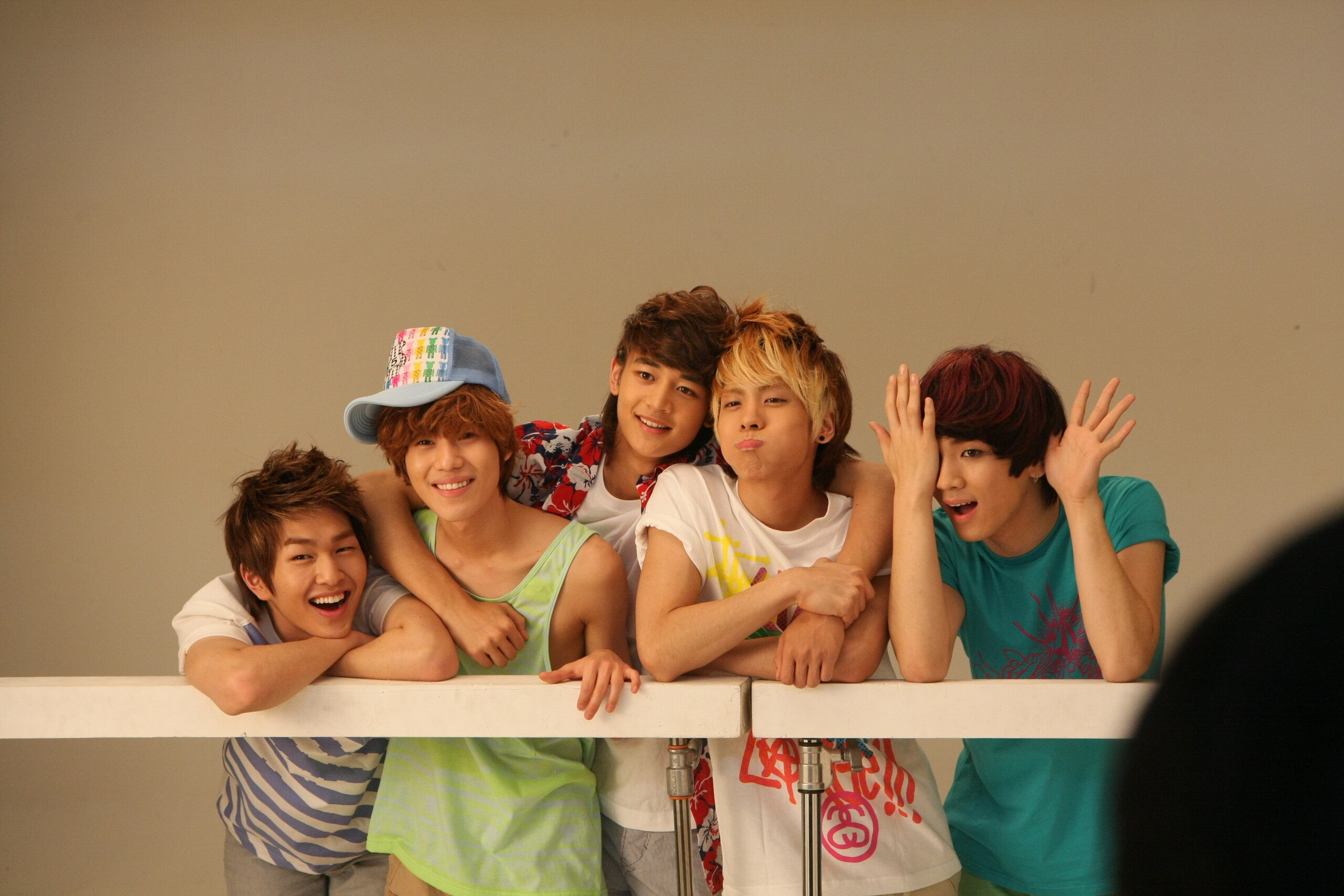 SHINee: The band debuted in May 2008 with their first EP, Replay. 2560x1710 HD Wallpaper.