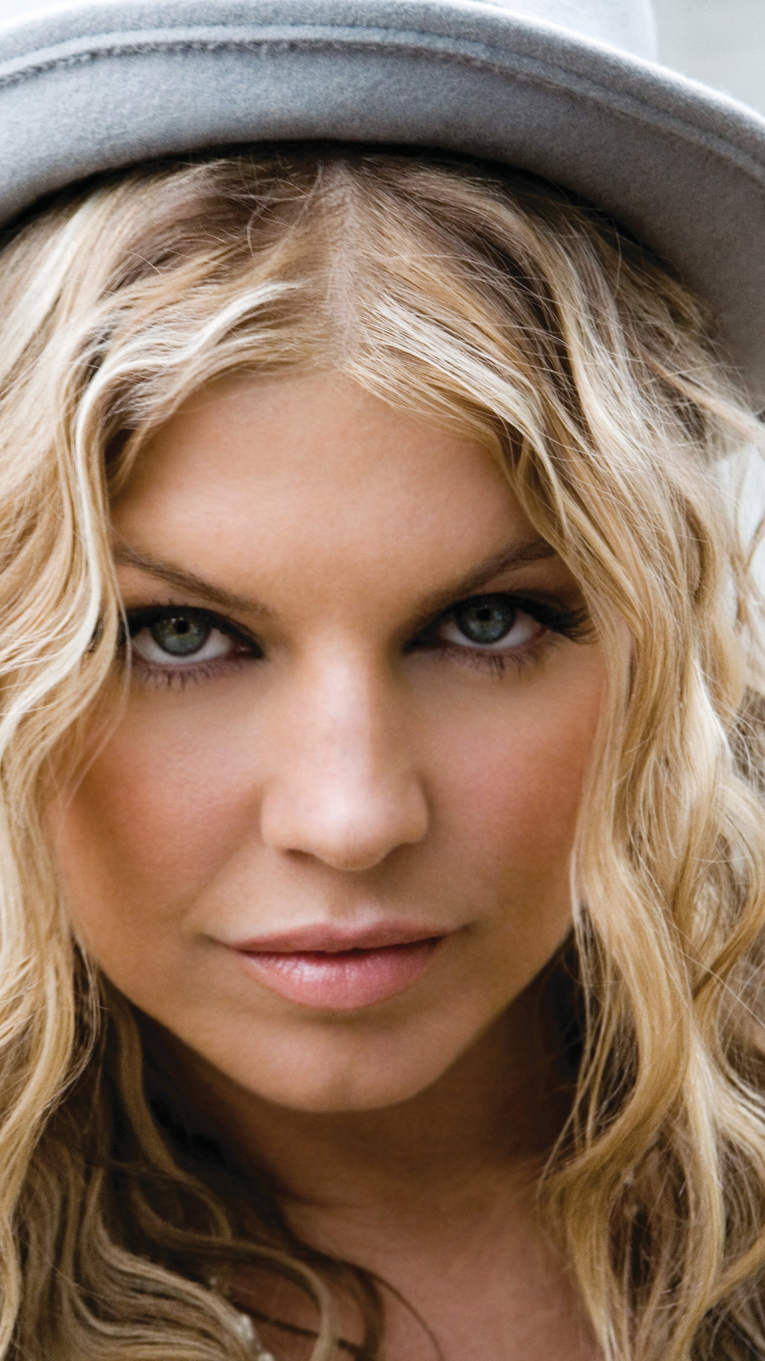 Fergie: Was named the woman of the year by Blender in December 2007. 1080x1920 Full HD Wallpaper.