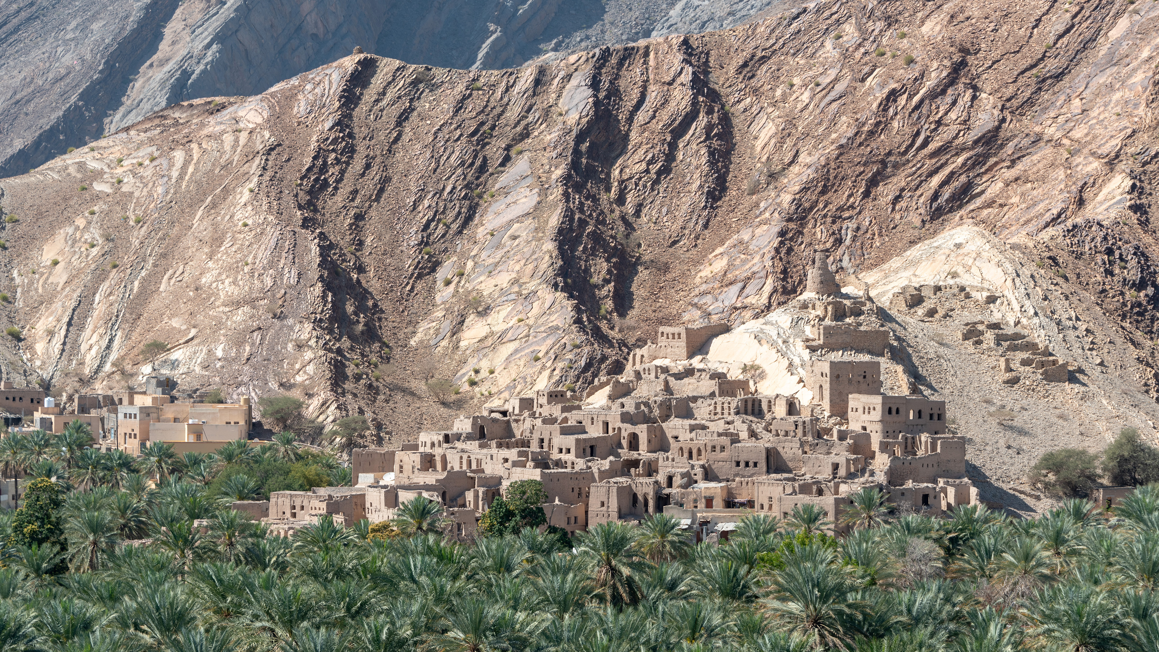 Oman: Shares land borders with Saudi Arabia, the United Arab Emirates, and Yemen. 3840x2160 4K Background.
