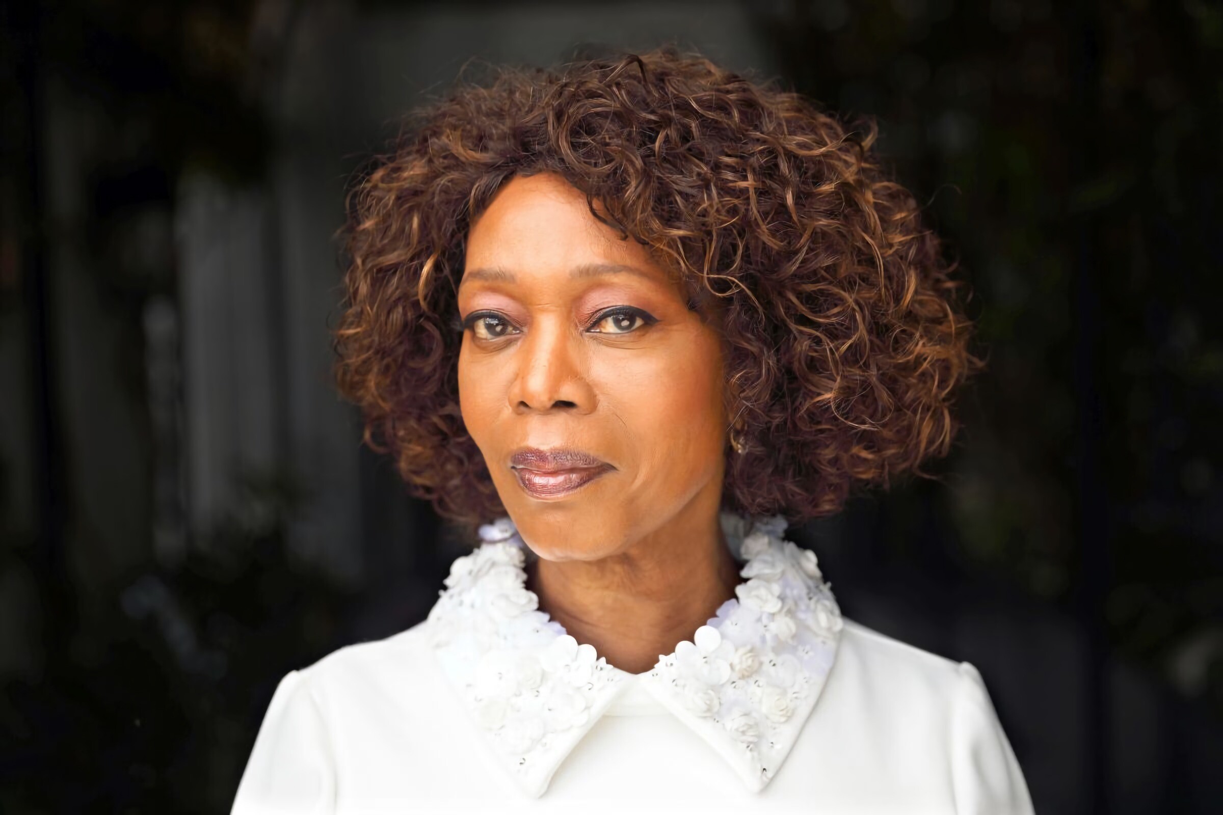 Alfre Woodard, Acclaimed actress, Multifaceted roles, Unforgettable on-screen charm, 2400x1600 HD Desktop