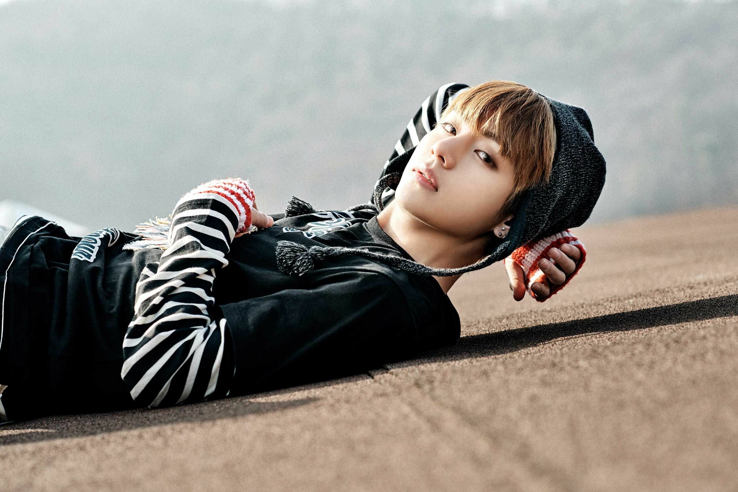 V (BTS): Contributed to writing lyrics for the song "Fun Boyz", co-composed by bandmate Suga. 2560x1710 HD Background.