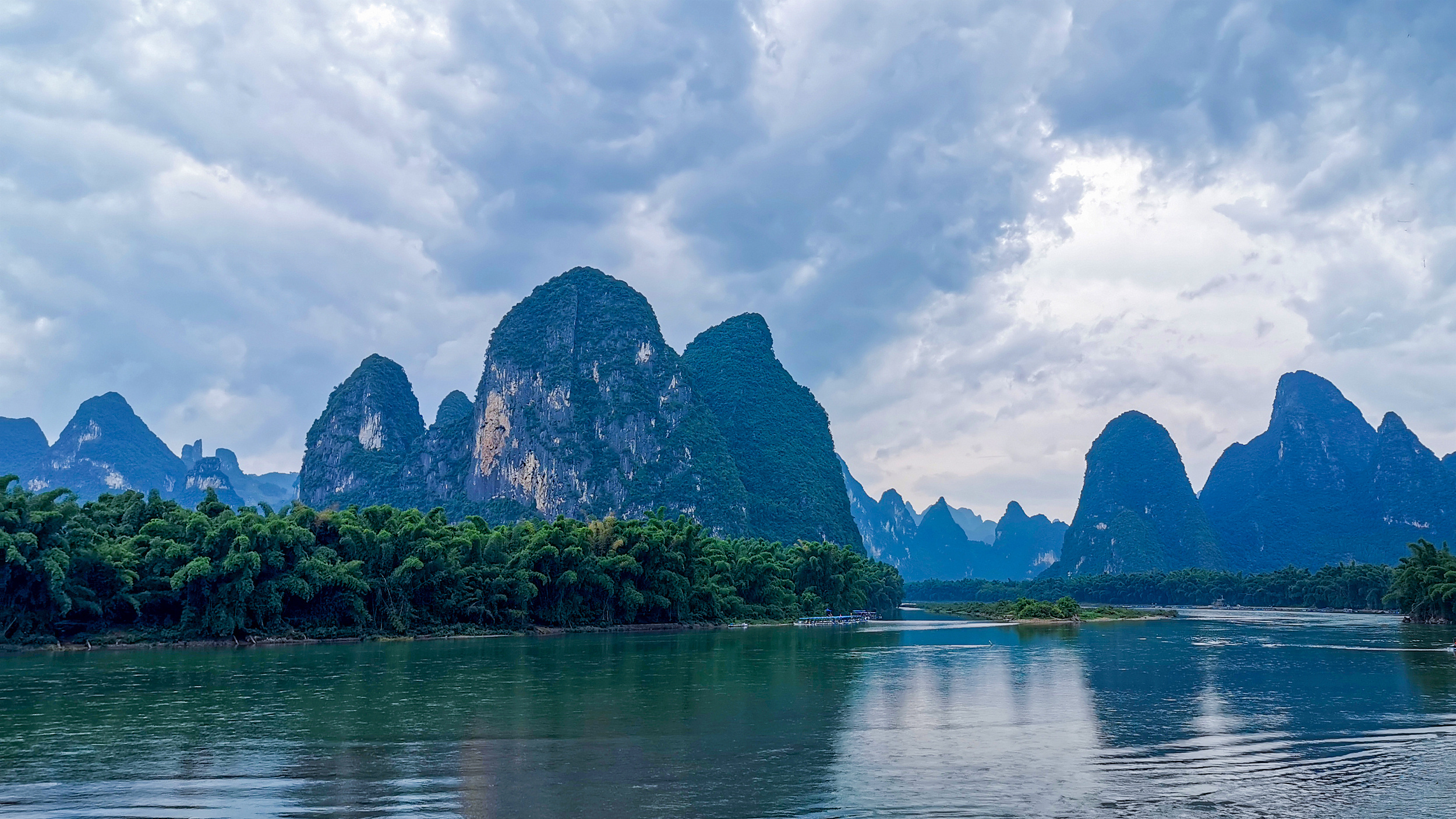 Li River, Guilin, Yellow cloth reflection, Top attractions, 2500x1410 HD Desktop