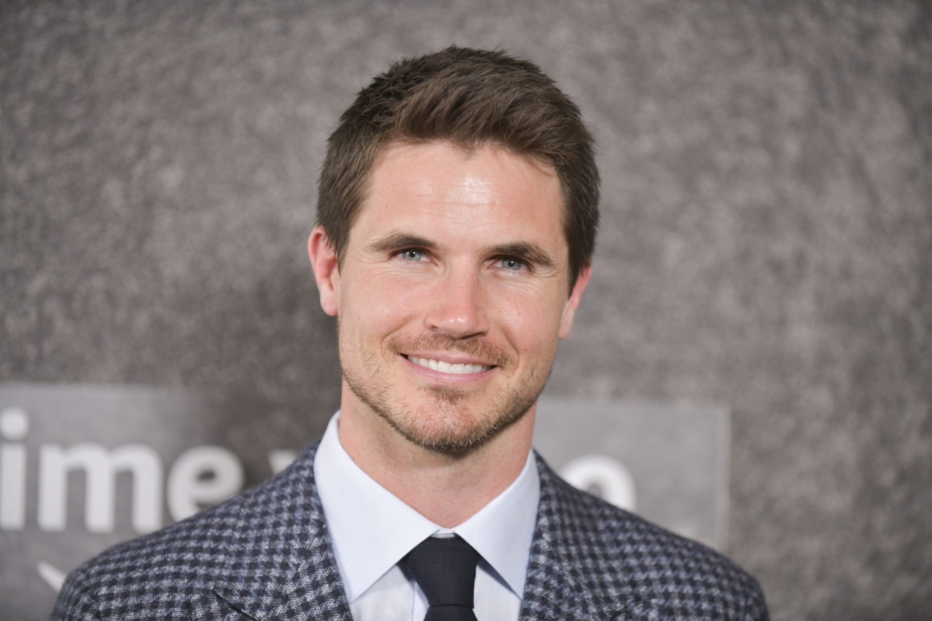 Robbie Amell, Movies actor, Height comparison, Upload cast, 1920x1280 HD Desktop