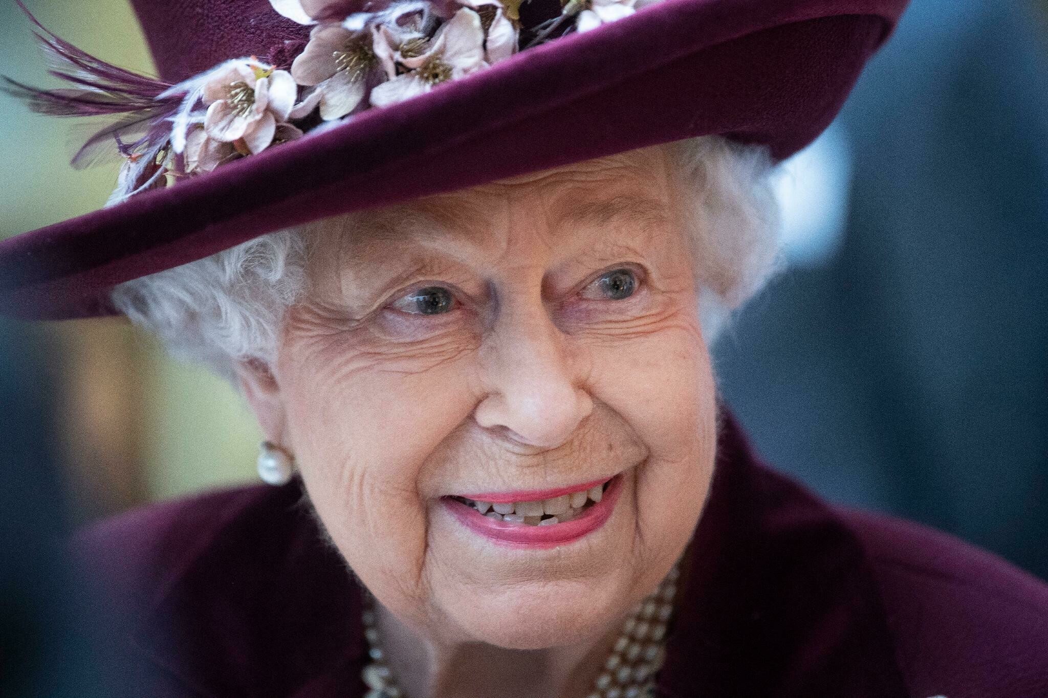 Elizabeth II, Queen's response to pandemic, Strong leadership, News headlines, 2050x1370 HD Desktop