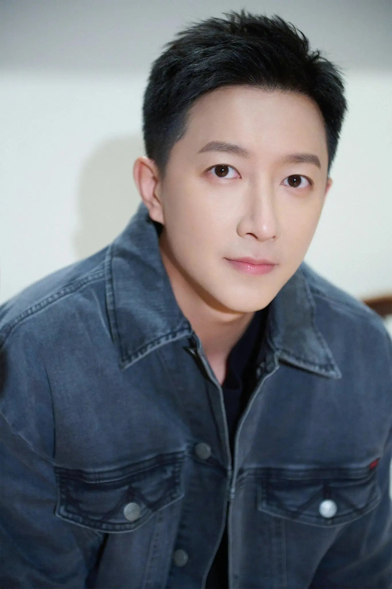 Han Geng, Chinese singer-actor, Global Granary, 1370x2050 HD Phone