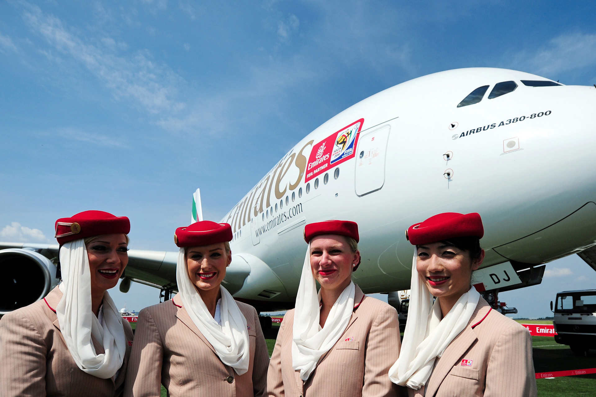 Сайт эмиратские авиалинии. Emirates Airlines стюардессы. Emirates авиакомпания Уфа. Реклама авиакомпании Эмирейтс.