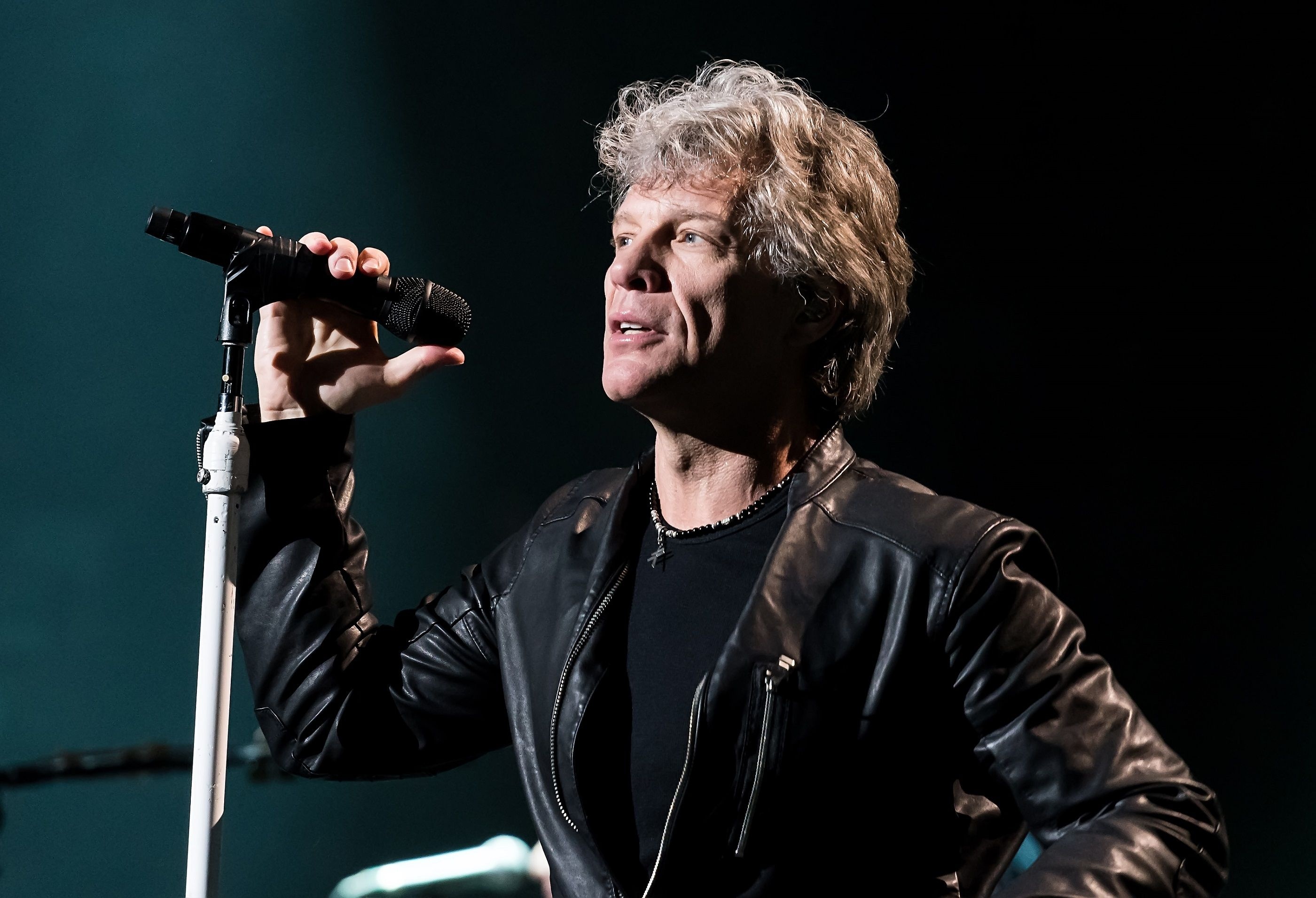 Jon Bon Jovi, Gig cut short, Singer's judgment, Unexpected performance, 2800x1920 HD Desktop