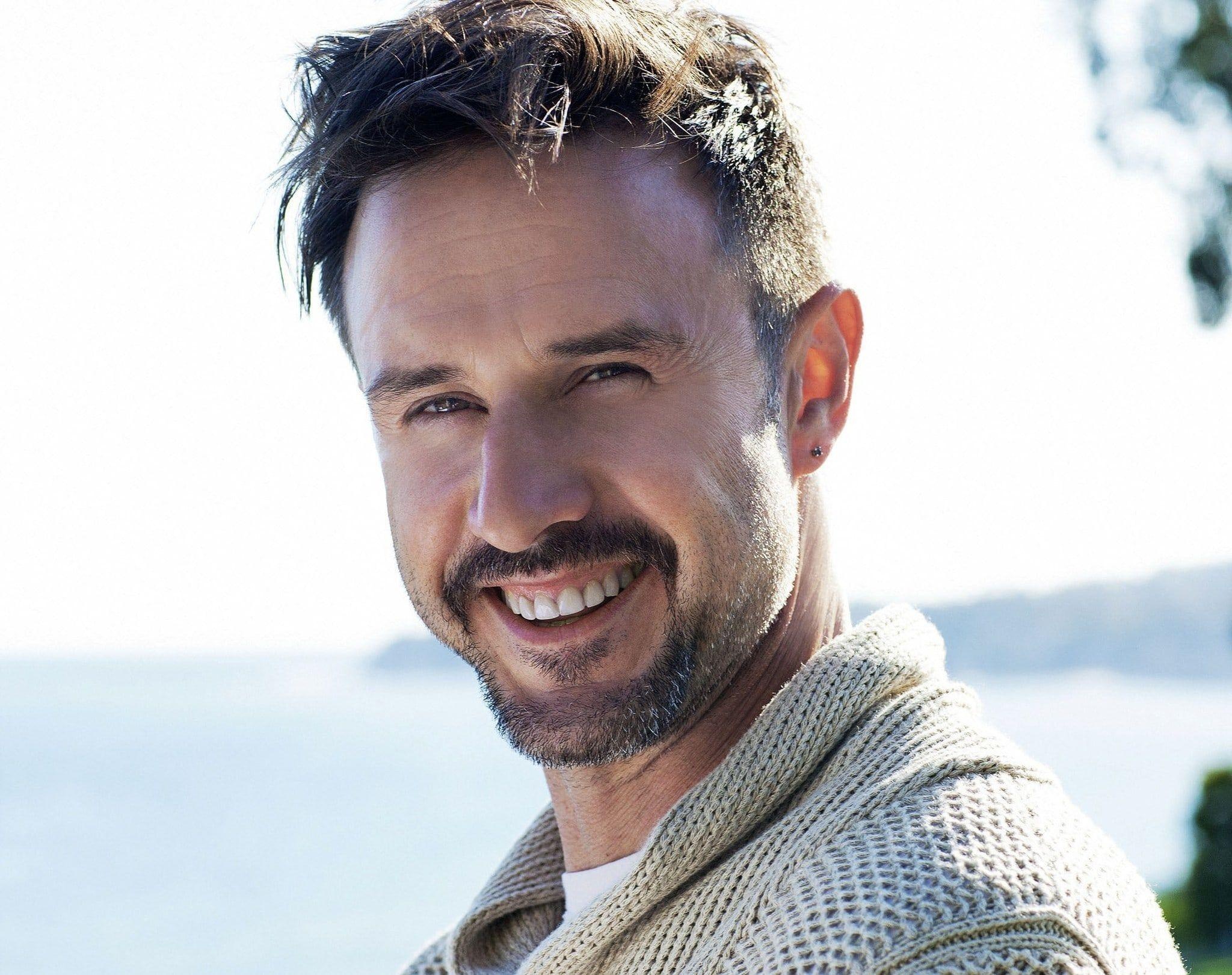 David Arquette: Appeared alongside his sister in the TV show Medium in January 2011 as Michael "Lucky" Benoit. 2050x1620 HD Background.