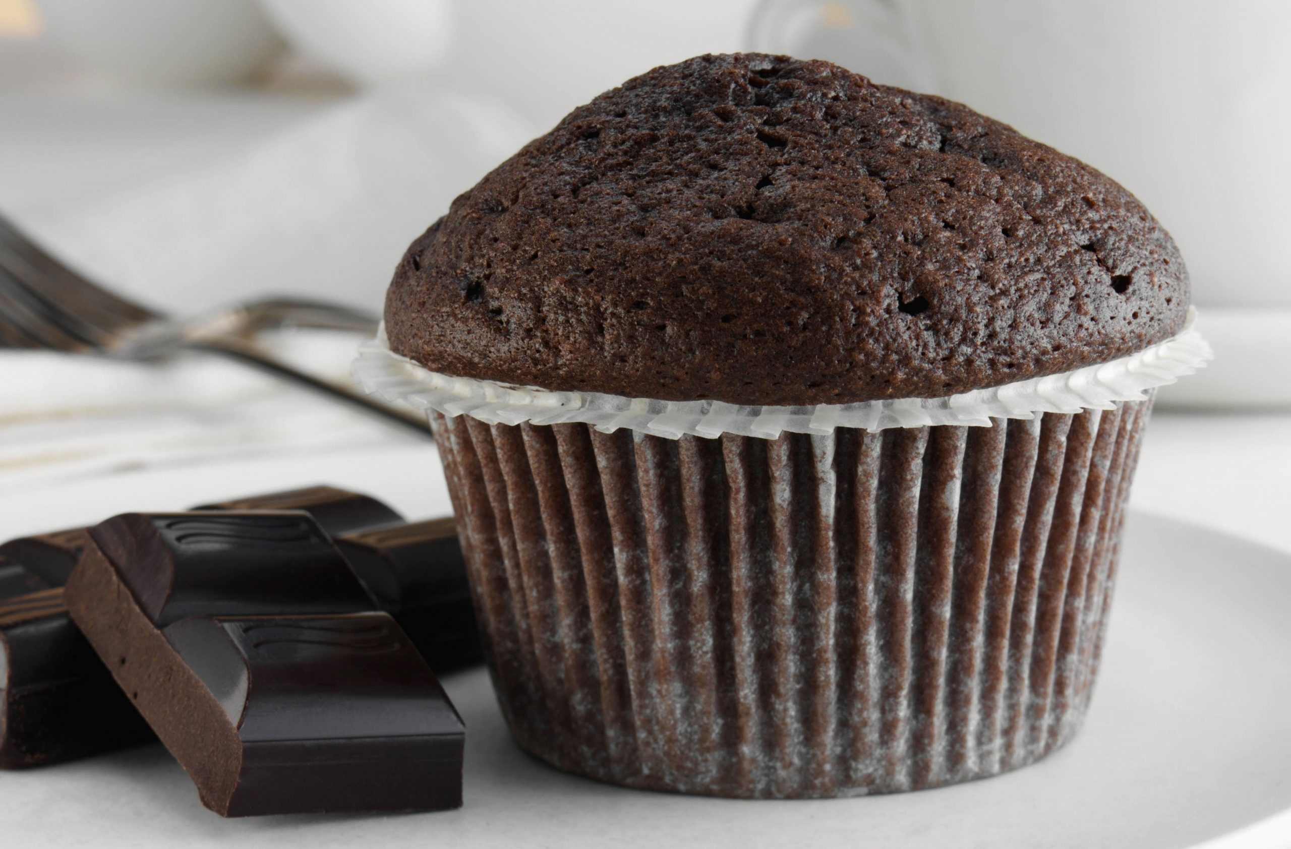 Muffin: Made with a combination of flour, sugar, eggs, butter or oil, and a leavening agent. 2560x1690 HD Background.
