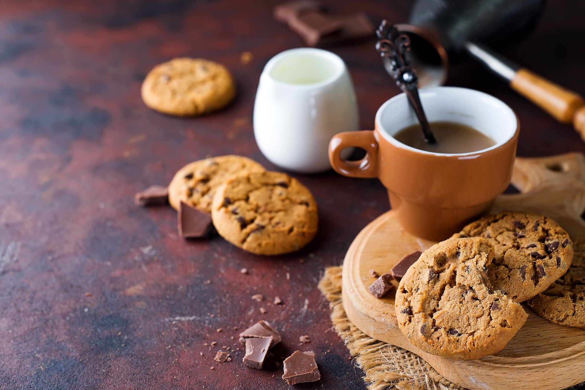 Biscuit: Chocolate chip cookie, Invented by American chef Ruth Graves Wakefield in 1938. 2050x1370 HD Background.