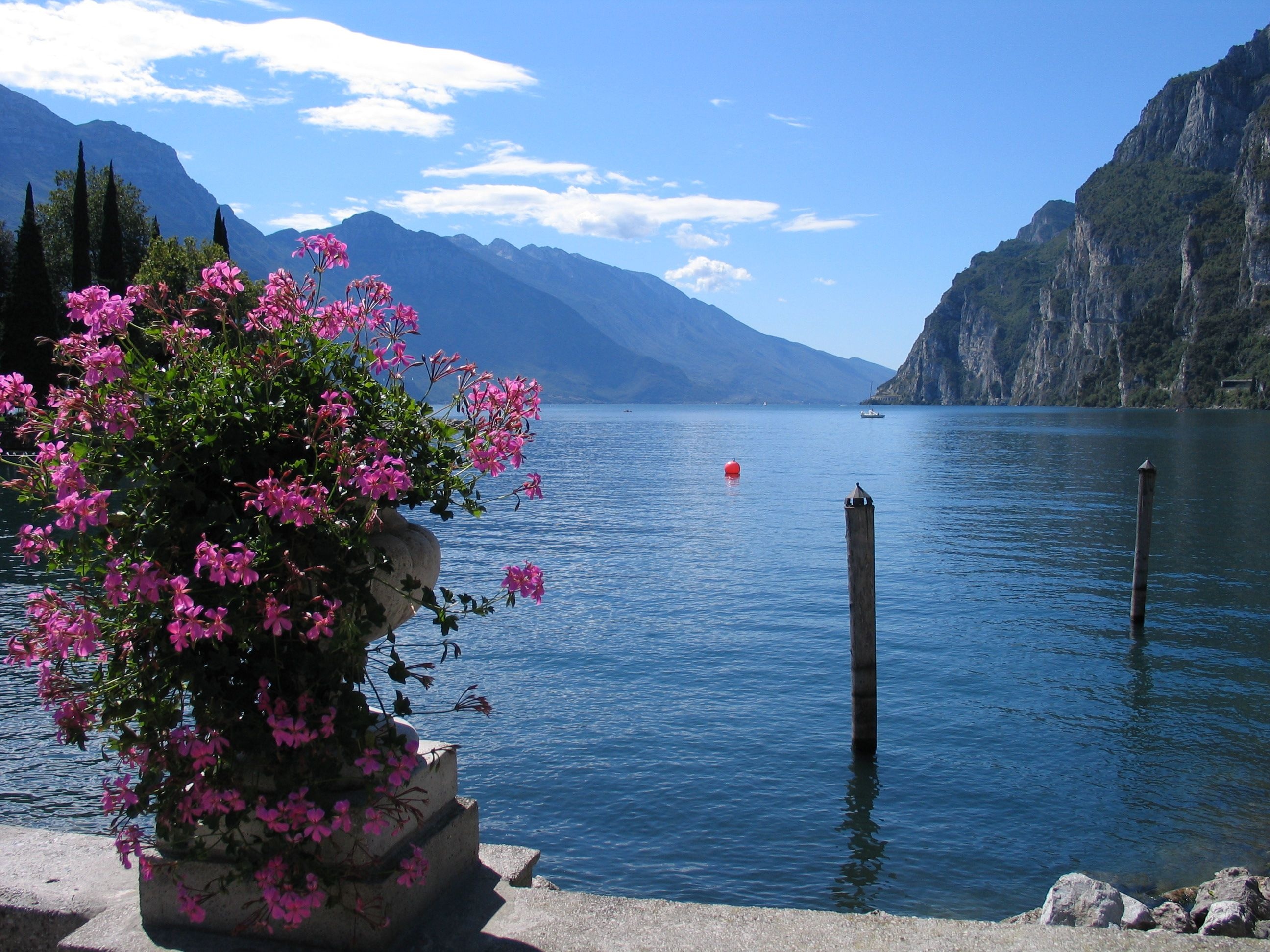 Lake Garda, Natural landmarks, Garda lake, Beautiful scenery, 2600x1950 HD Desktop