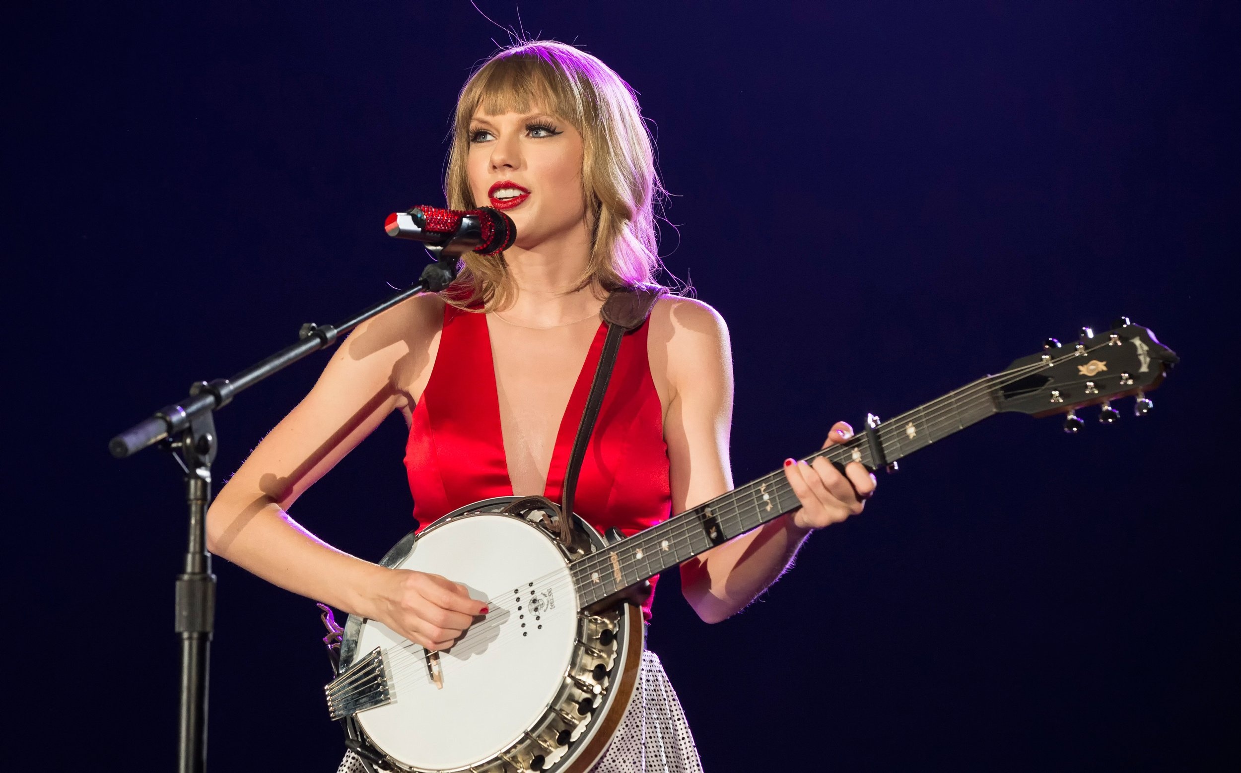 Banjo: Taylor Swift concert, A musical instrument like a small guitar with a round body. 2500x1560 HD Background.