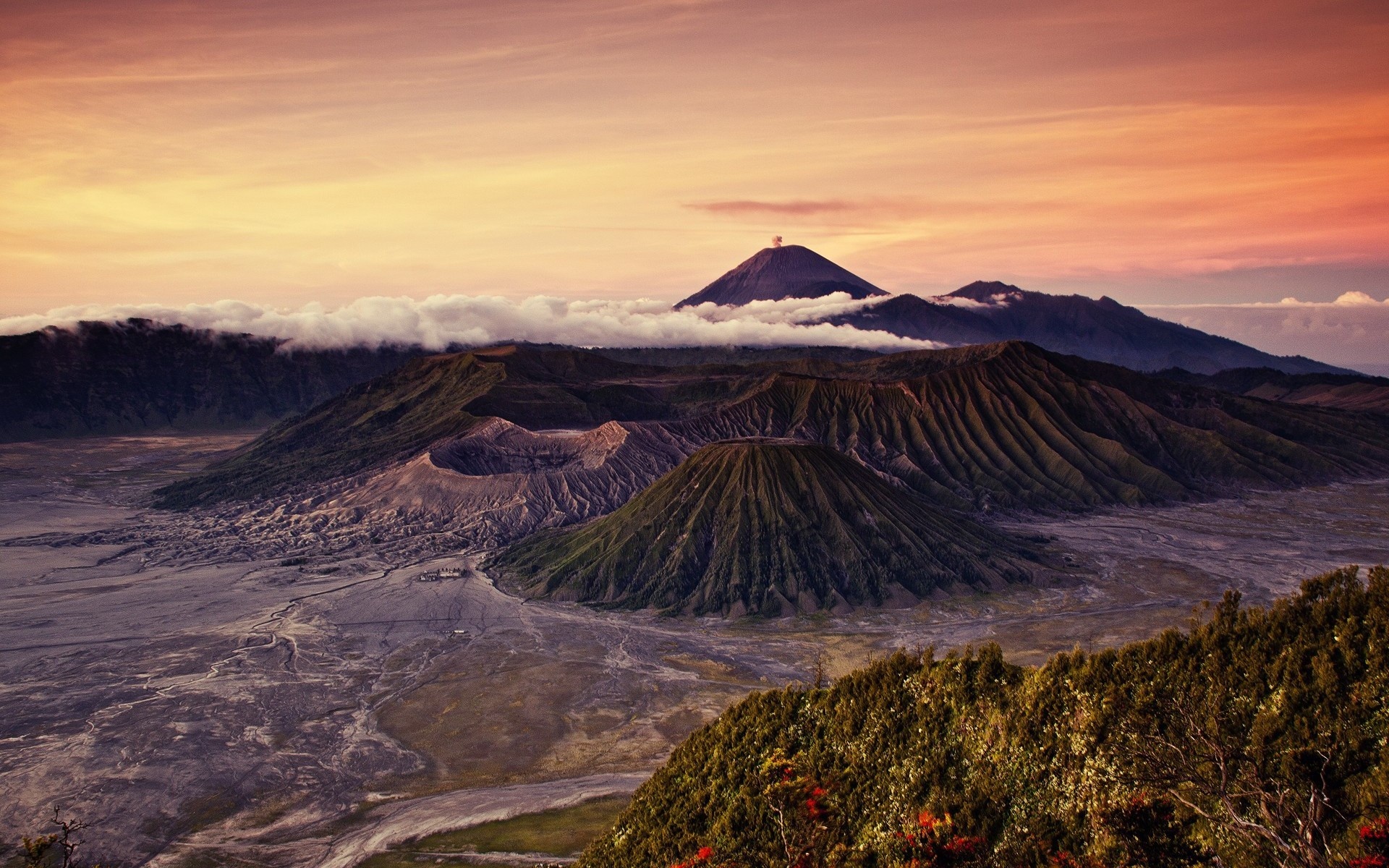Indonesia's volcanoes, Bromo's grandeur, Nature's masterpiece, Untamed beauty, 1920x1200 HD Desktop
