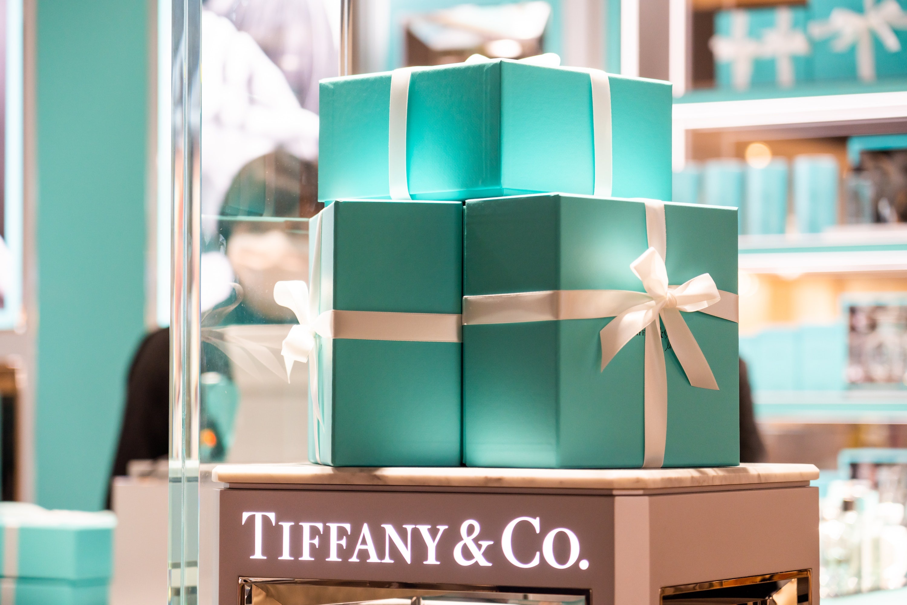Tiffany & Co: An American luxury jewelry, Headquartered in Fifth Avenue, New York City. 3000x2010 HD Background.