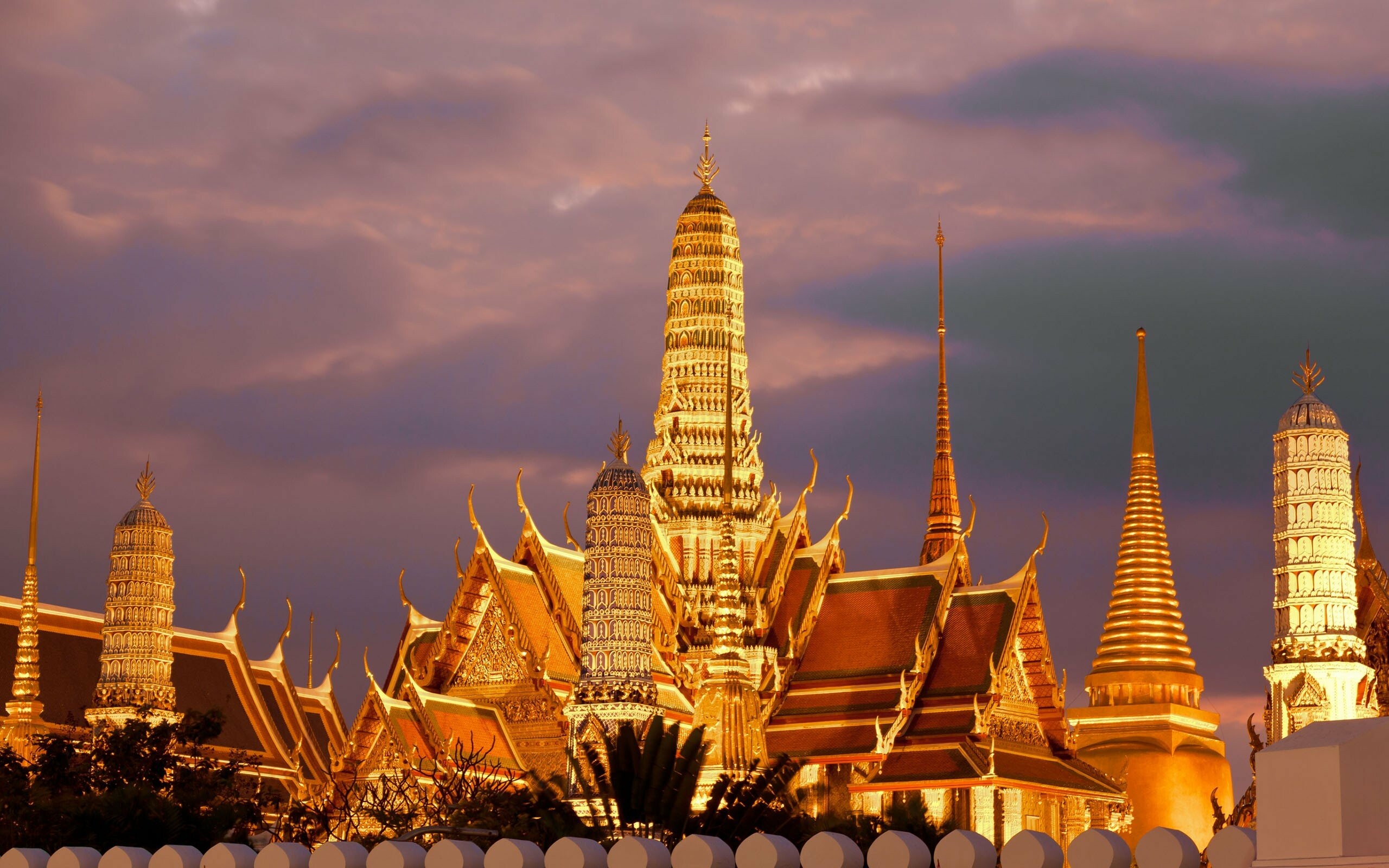 Thailand: Temple of the Emerald Buddha, Wat Phra Kaew, Bangkok, Architecture. 2560x1600 HD Background.