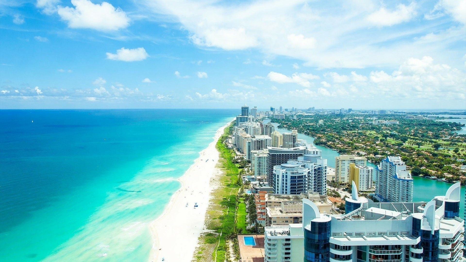 Florida: Miami Beach, located on natural and man-made barrier islands between the Atlantic Ocean and Biscayne Bay. 1920x1080 Full HD Wallpaper.