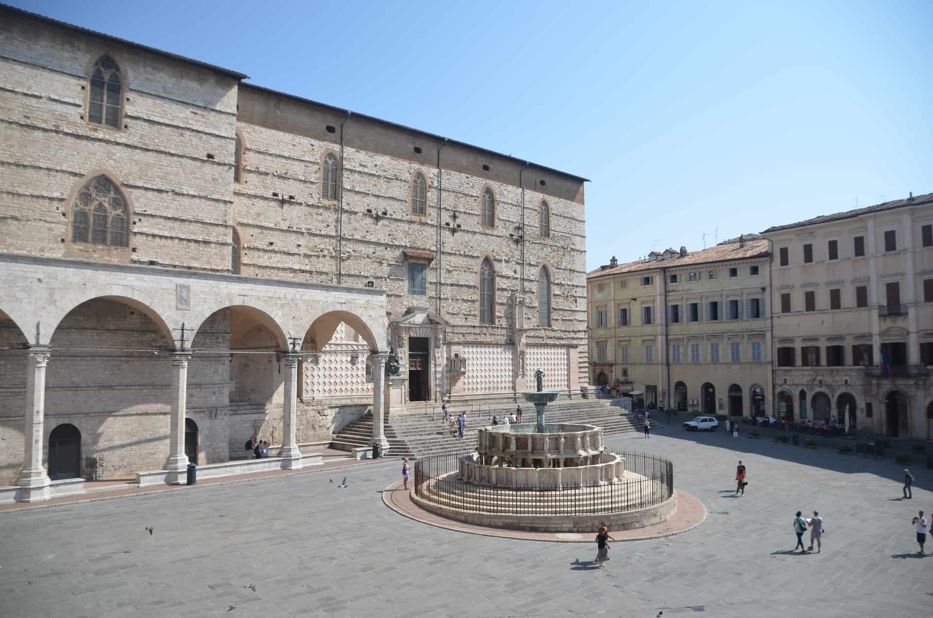 Piazza IV Novembre, Perugia's heart, Vibrant atmosphere, Umbrian charm, 1920x1280 HD Desktop