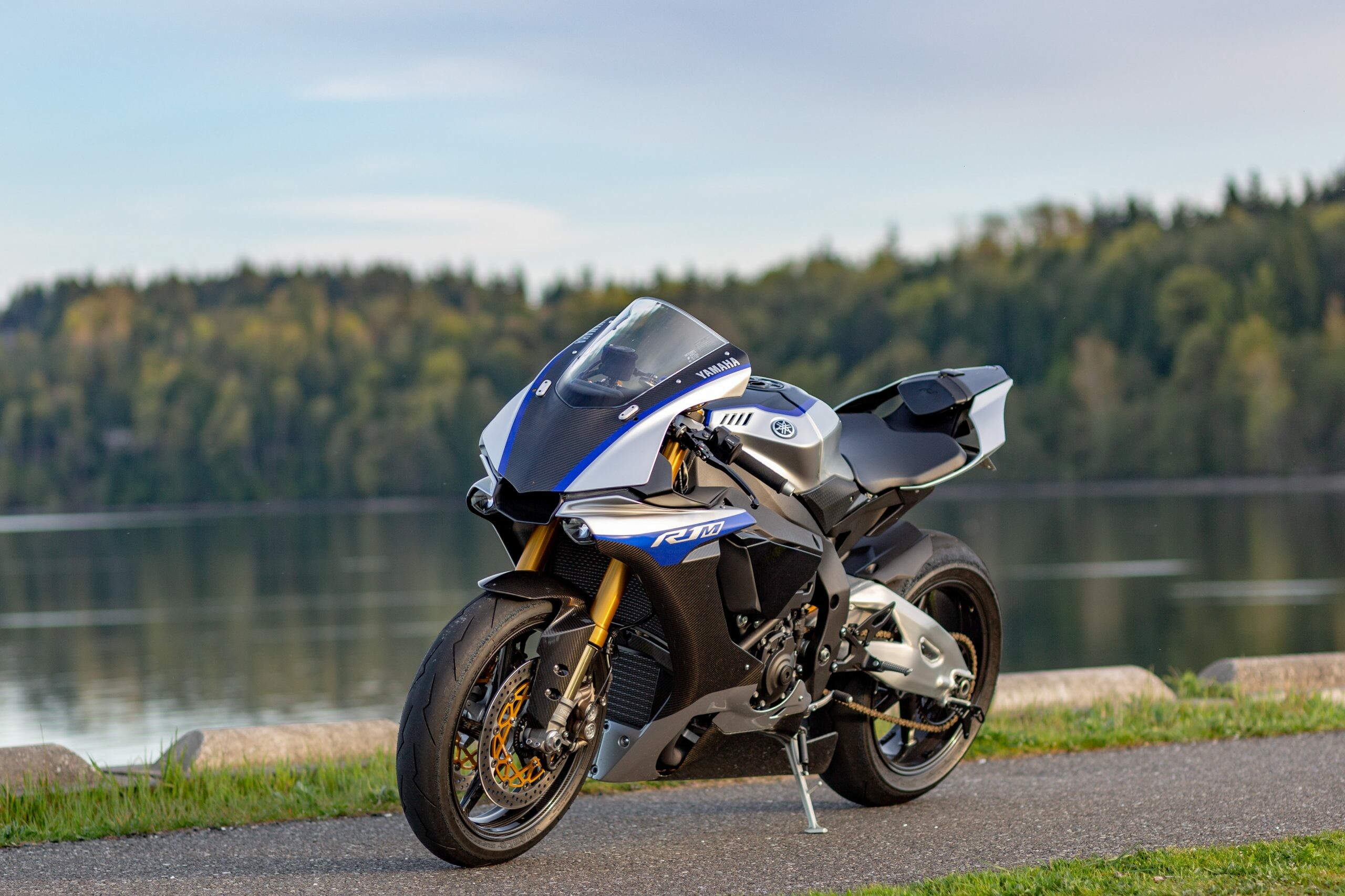 Yamaha, Motorrad-Wasser-Hintergrund, Yamaha YZF R1M, Verlockendes Abenteuer, 2560x1710 HD Desktop