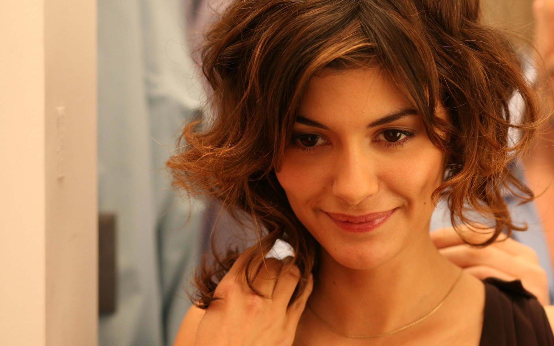 Audrey Tautou: Audrey Tautou As Irene In French Film 'Priceless'. 1920x1200 HD Wallpaper.