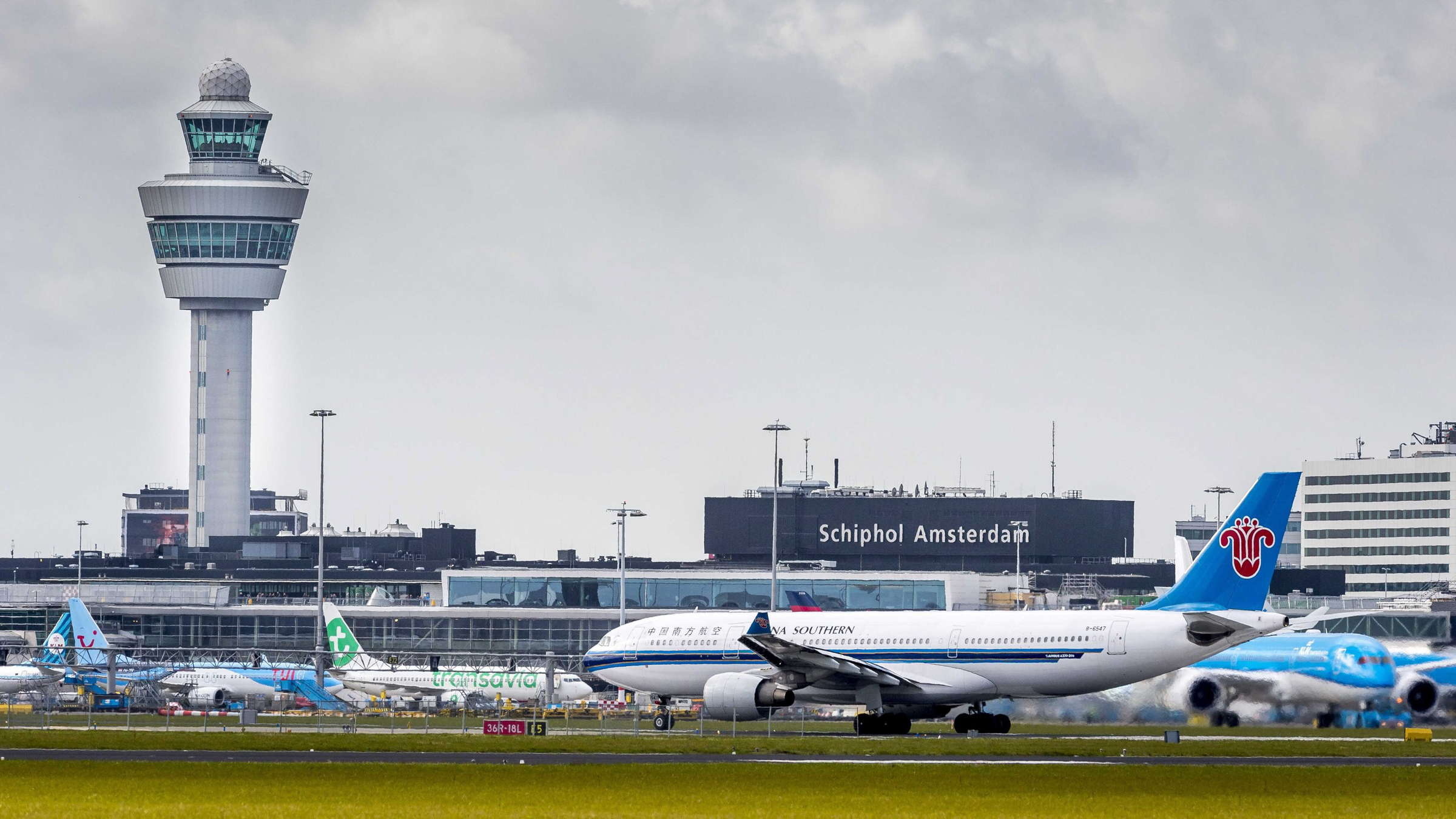 Amsterdam-Schiphol Airport, Passenger survives, Eleven hours in wheel well, Flight incident, 2400x1350 HD Desktop