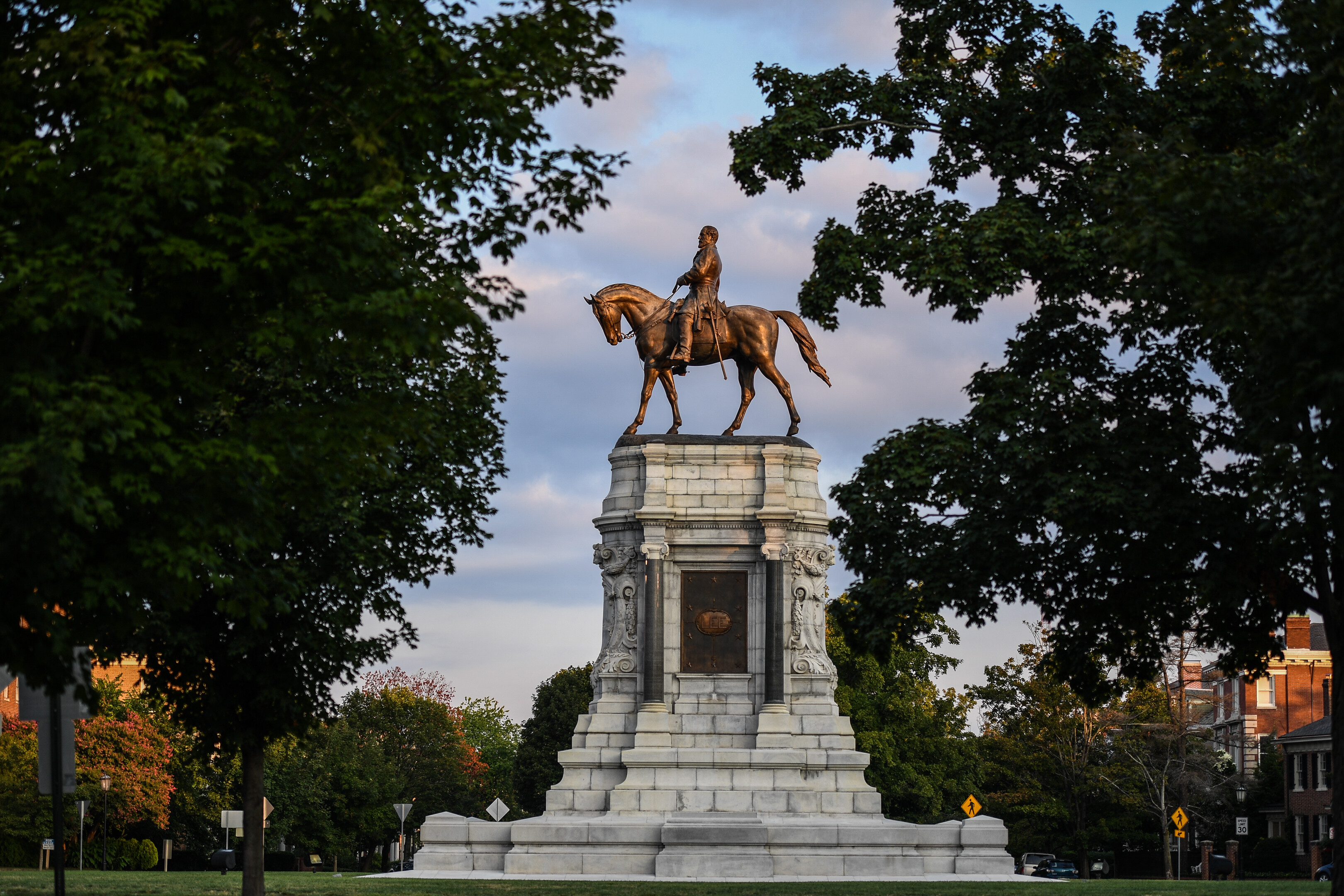 General Lee (Robert Edward): The Robert E. Lee statue, Monument Avenue, A tree-lined grassy mall, Richmond, Virginia. 3240x2160 HD Wallpaper.
