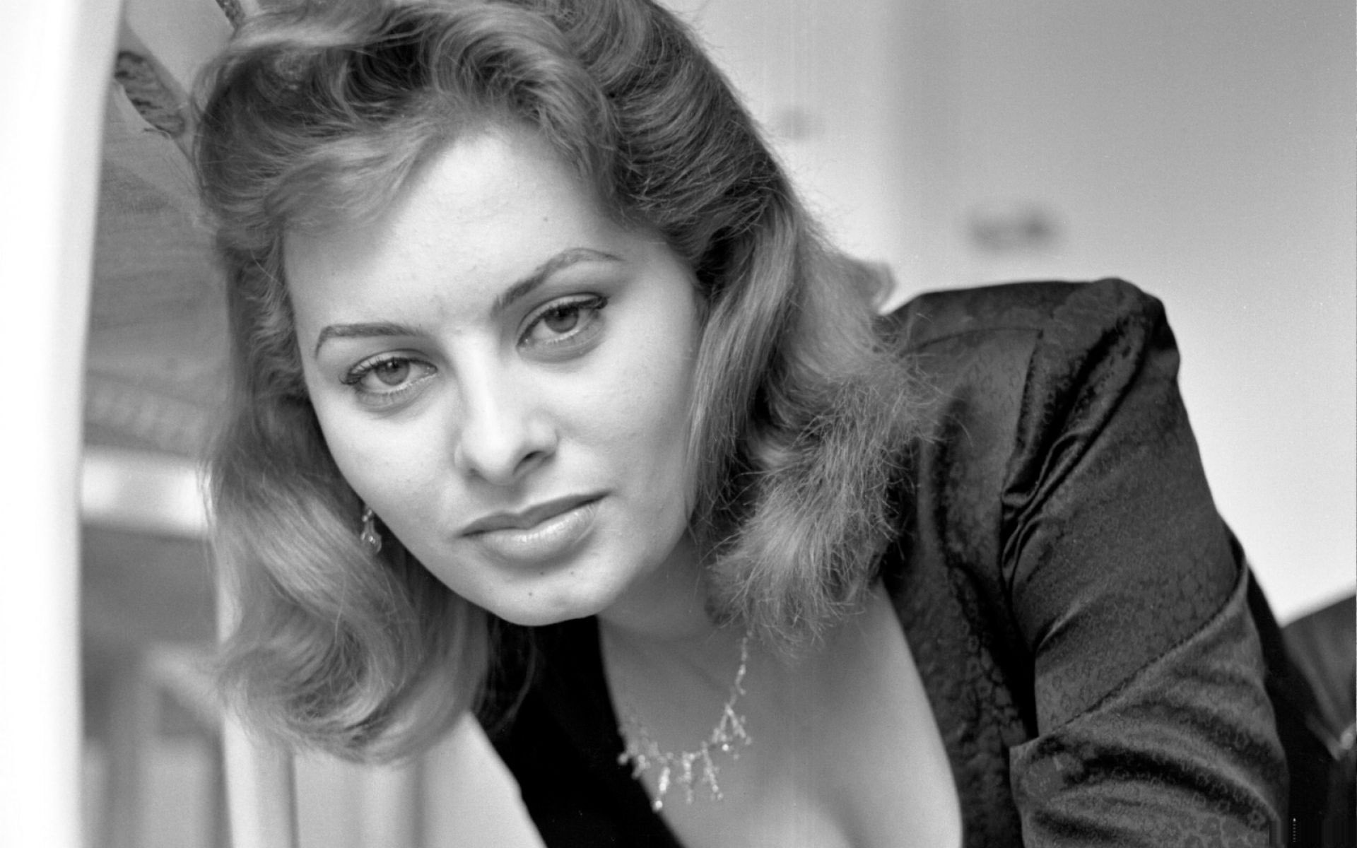 Sophia Loren, Iconic beauty, Movie star, Hollywood legend, 1920x1200 HD Desktop
