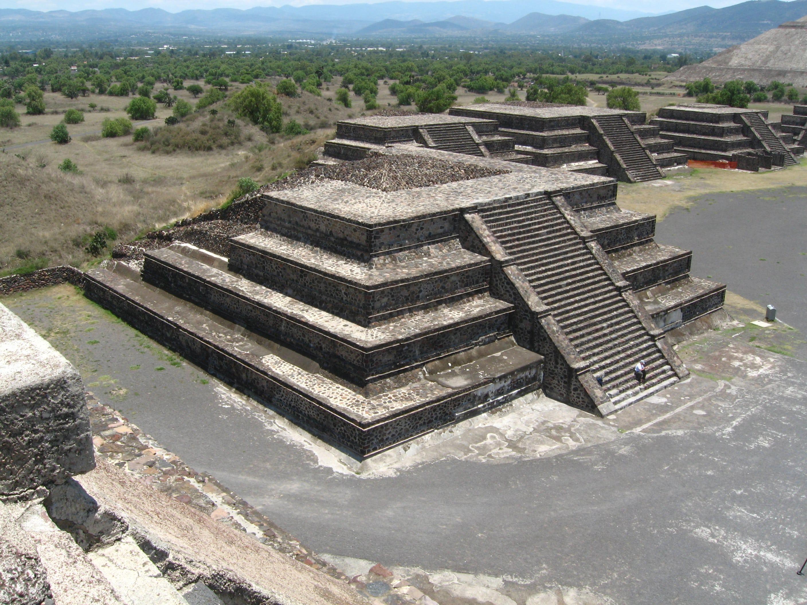 Die Pyramiden von Teotihuacan vor einem klaren blauen Himmel, 2820x2120 HD Desktop