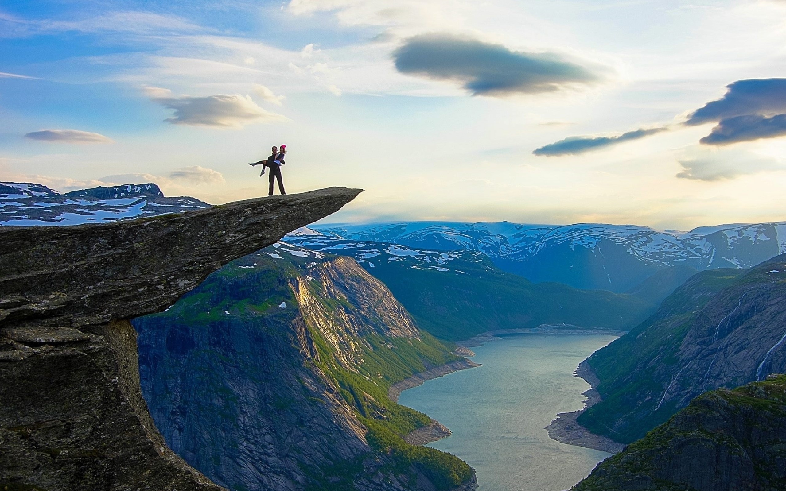 Panoramahintergrund der Trolltunga in Norwegen, 2560x1600 HD Desktop