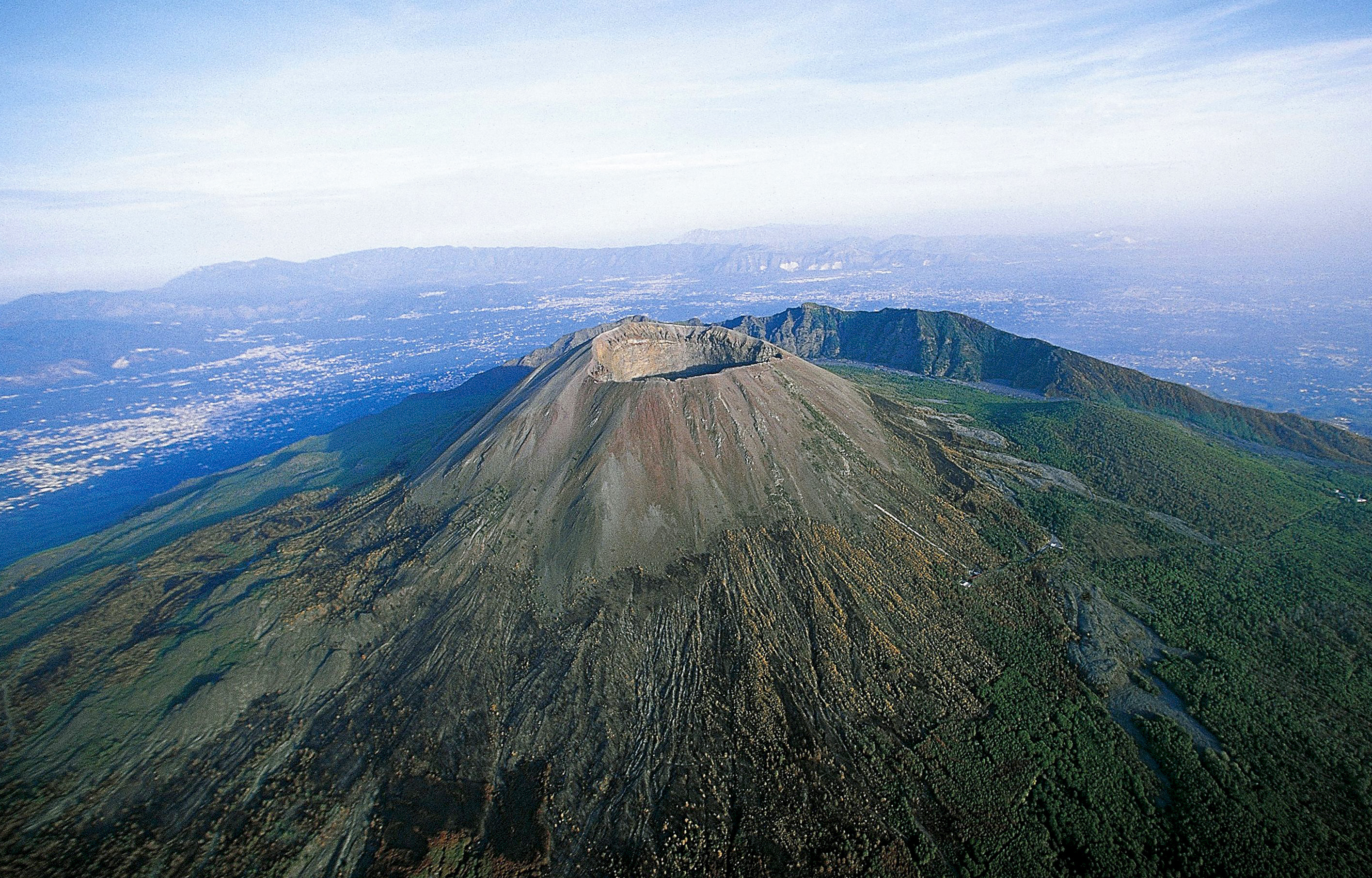 Mount Vesuvius, Tourist falls, Volcano crater, Selfie incident, 2840x1820 HD Desktop