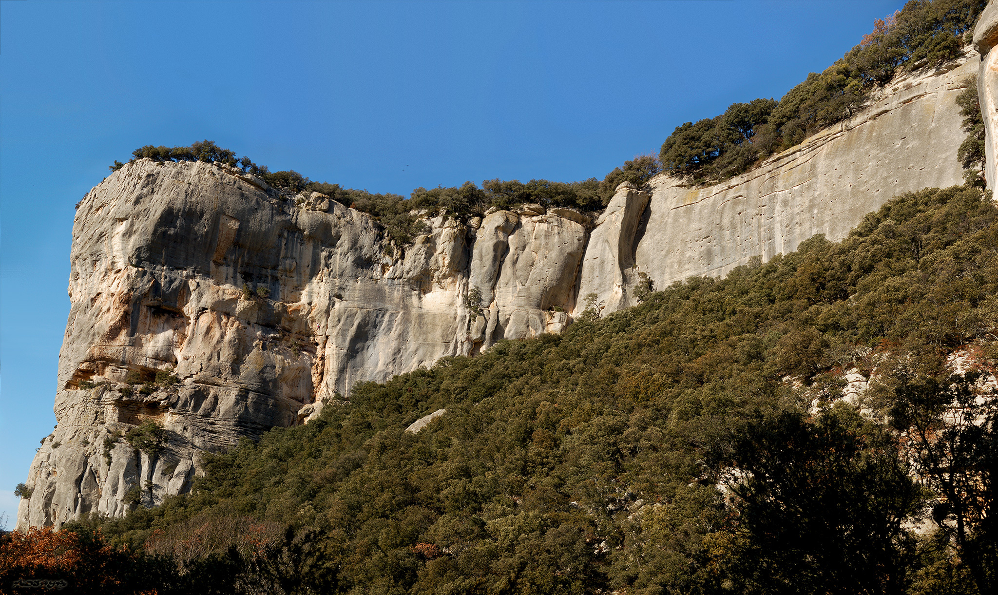 Luberon Regional Nature Park, Best hiking trails, Natural beauty, Provence, 2050x1230 HD Desktop