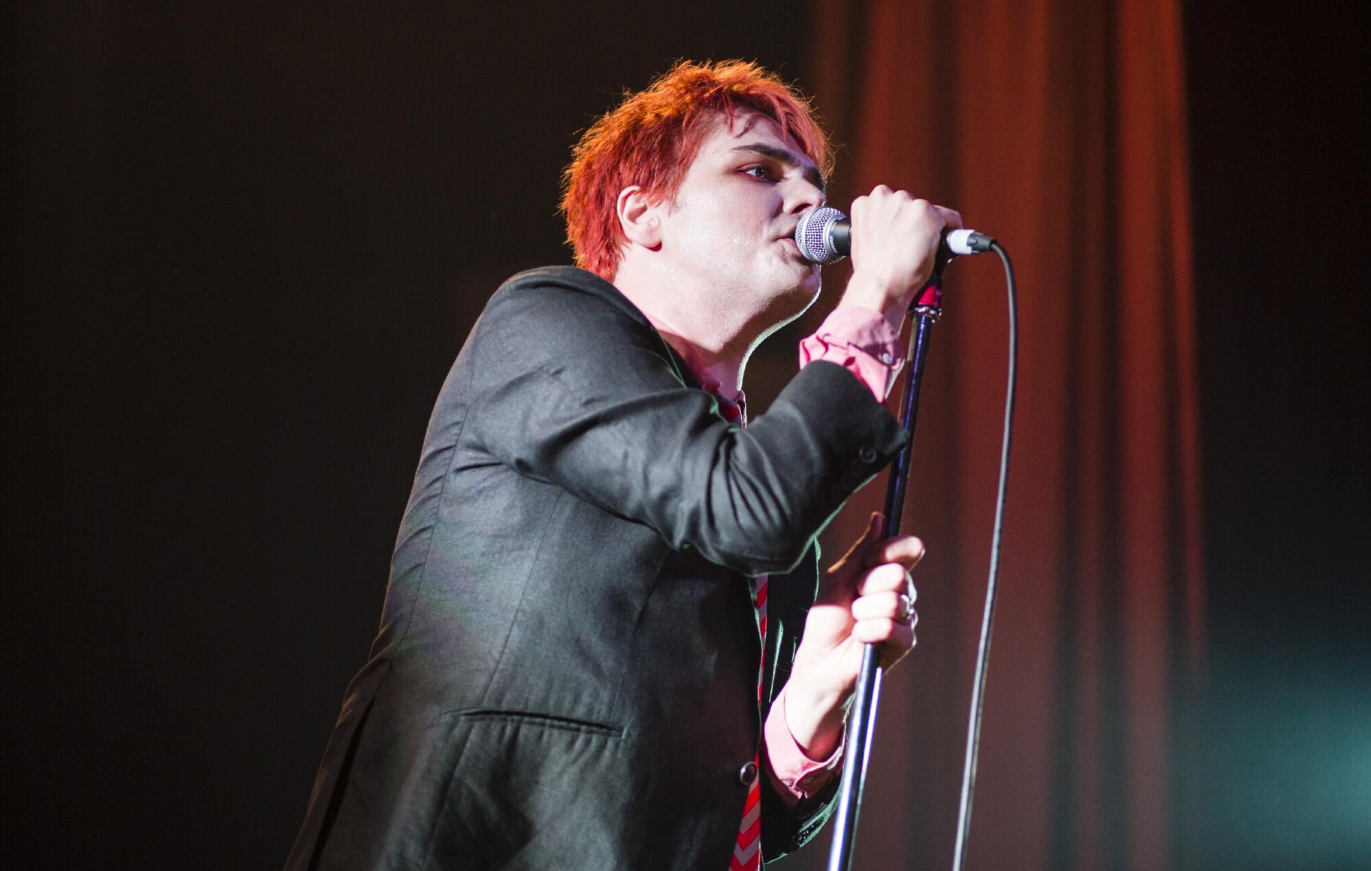 Gerard Way: My Chemical Romance, An American singer, songwriter, and comic book writer. 2000x1270 HD Background.