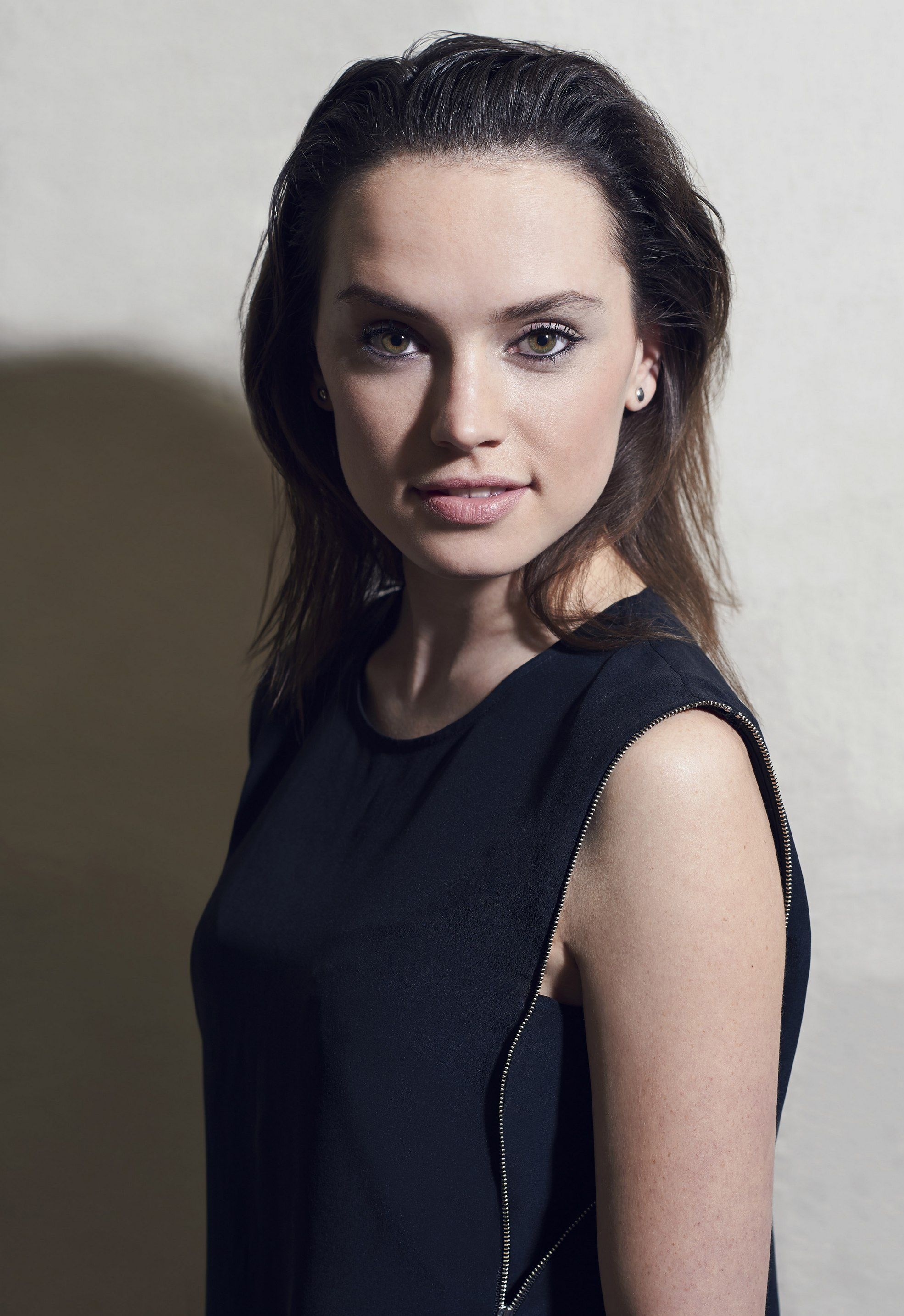Daisy Ridley hot pictures, Latest HD wallpapers, Sensational beauty, 1970x2870 HD Phone