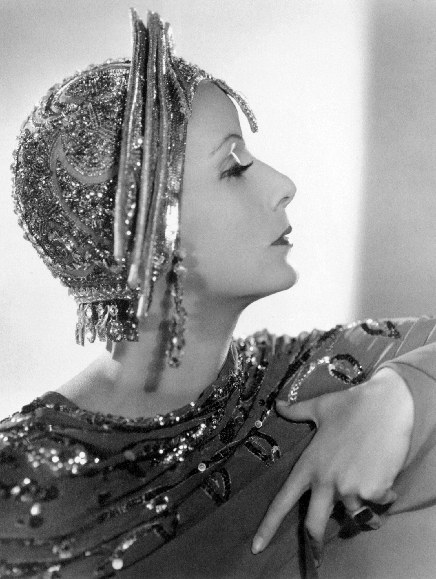Greta Garbo, Mata Hari, 1510x2000 HD Phone